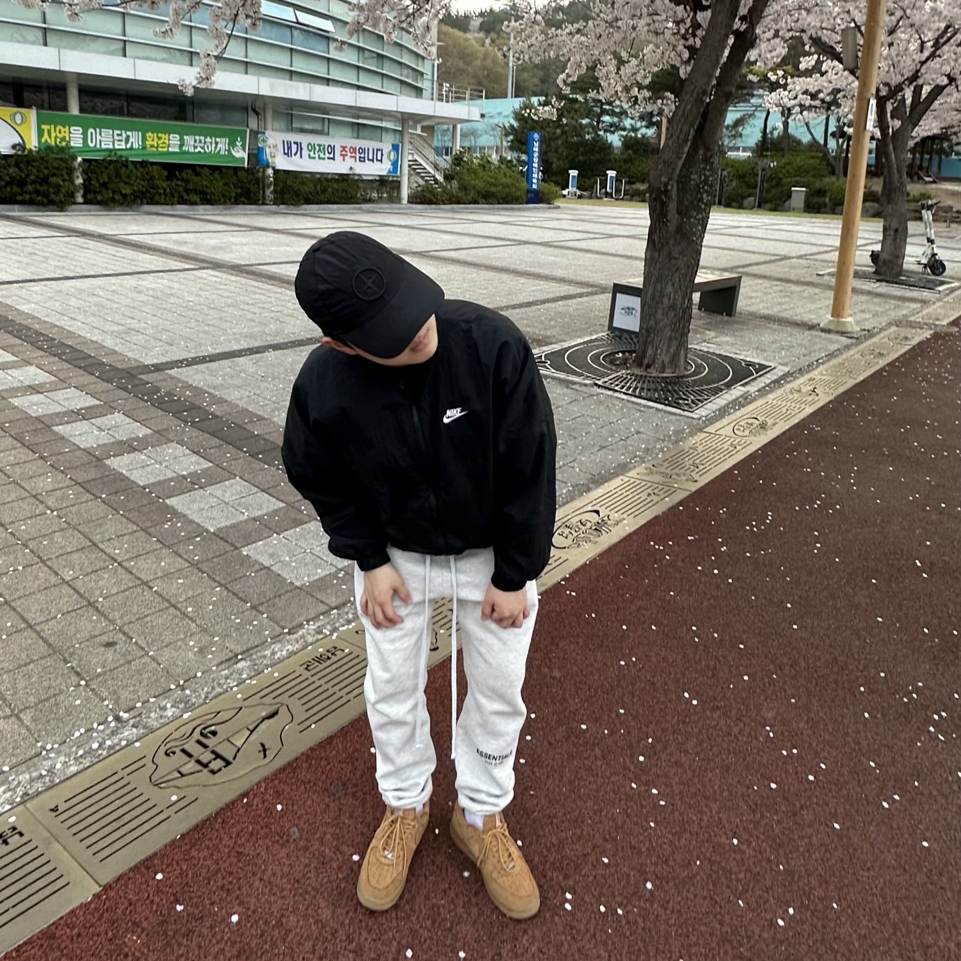 Essentials The Core Collection Sweatpants Light Oatmeal, Nike x Supreme Air Force 1 Low Flax 착용 스타일