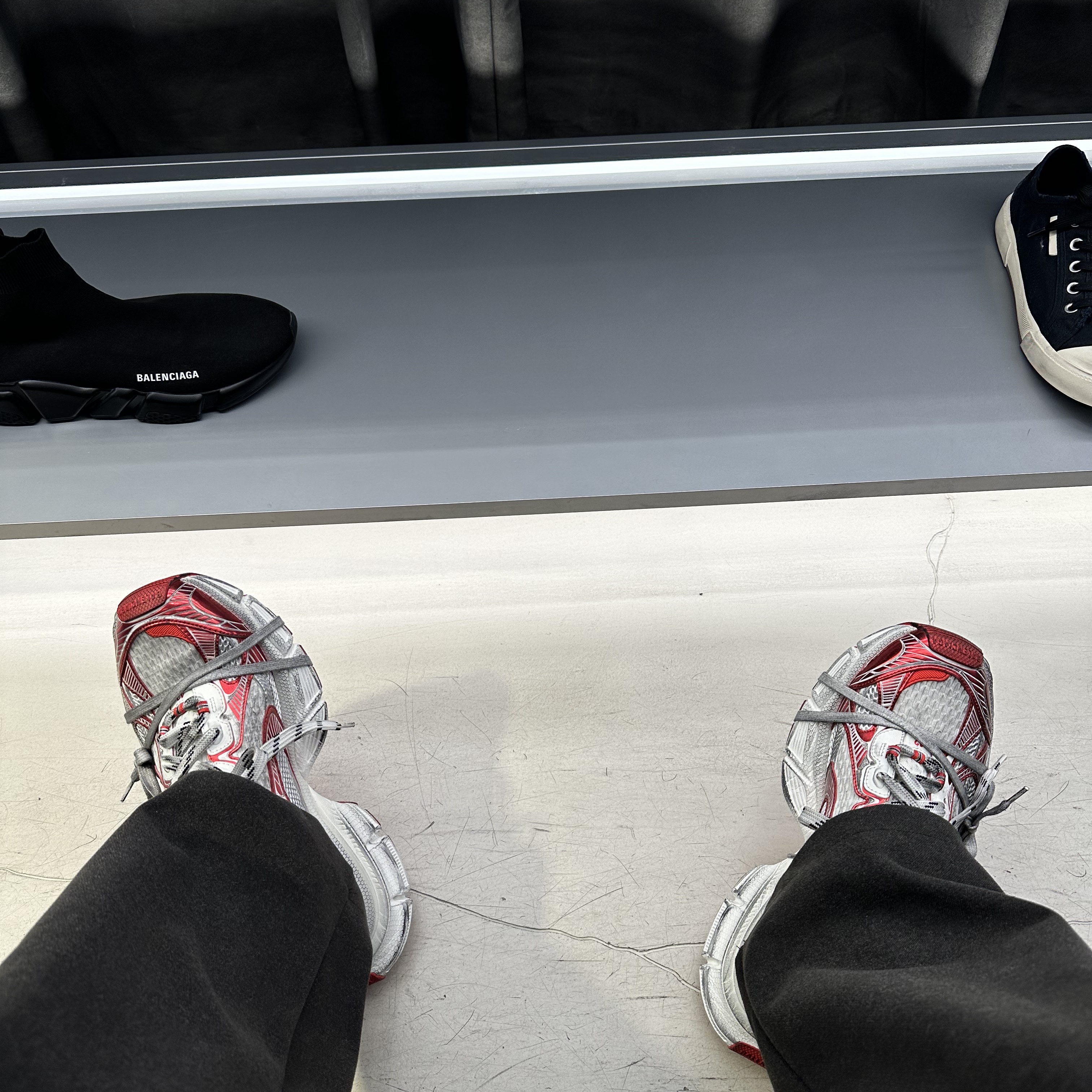 Balenciaga 3XL Sneakers White Red 착용 스타일