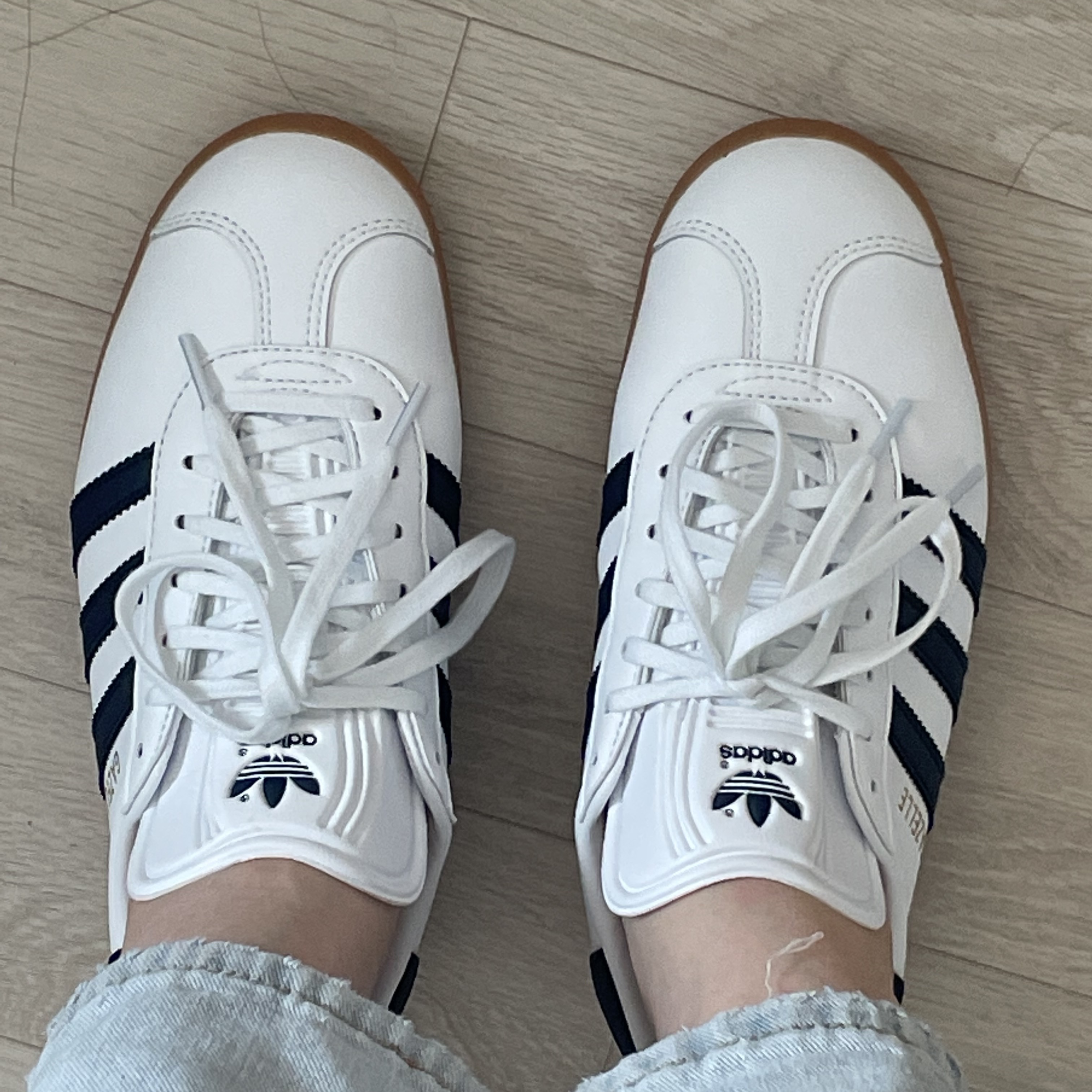 Adidas Gazelle White Collegiate Navy 착용 스타일