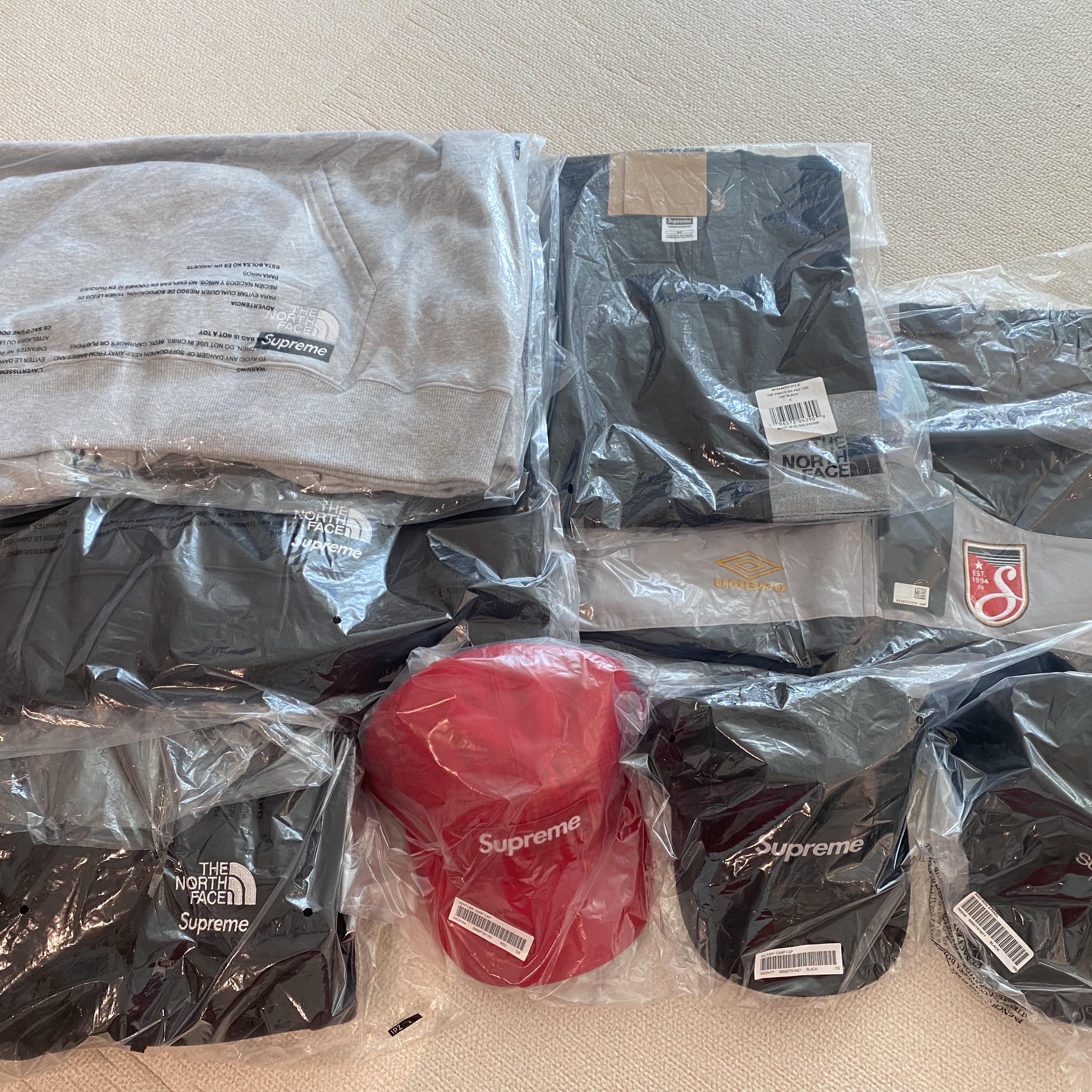 Supreme x The North Face Printed Pocket T-Shirt Black - 23SS, Supreme Ventile Camp Cap Red - 23SS 착용 스타일