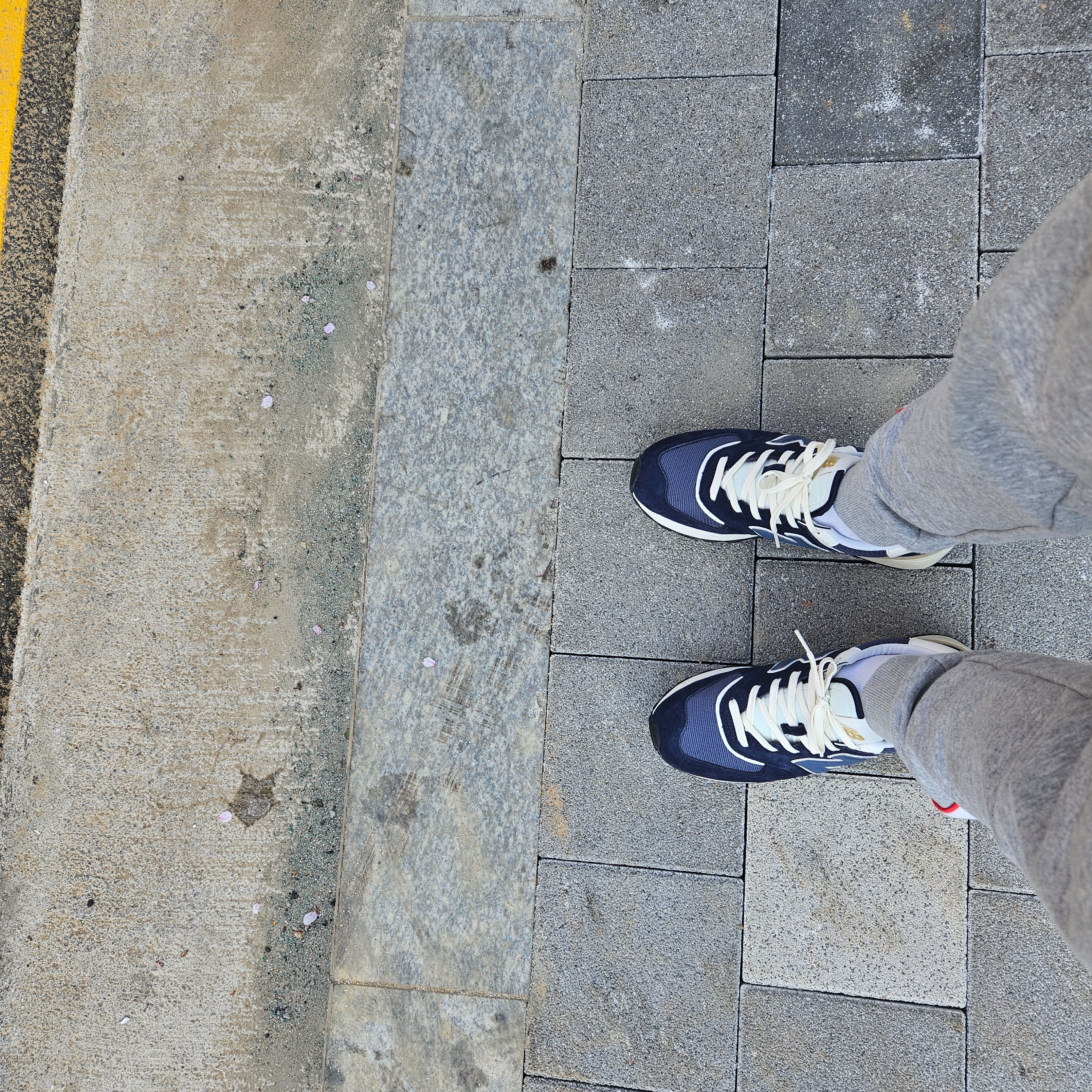 New Balance 574 Legacy Navy 착용 스타일 - 1