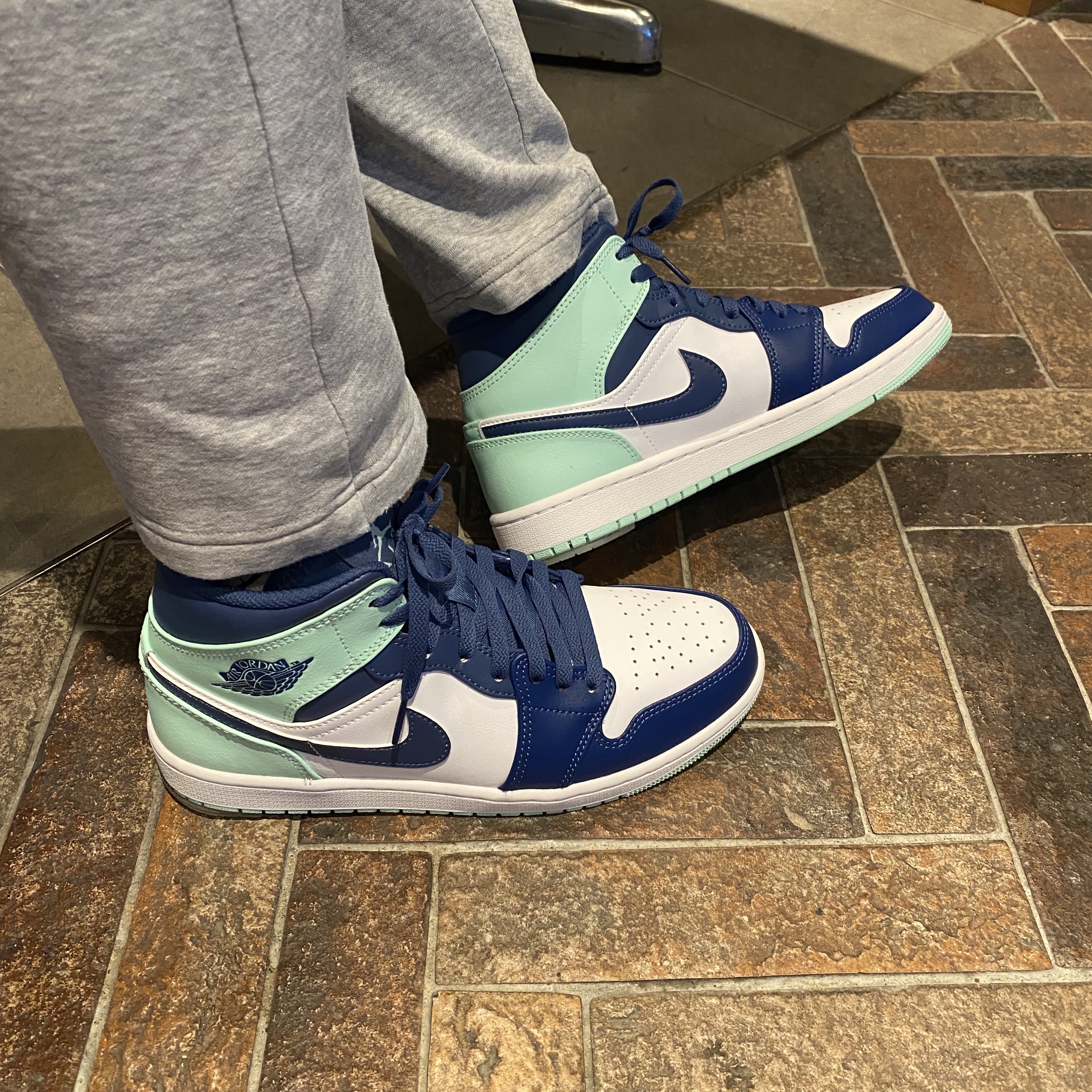 Jordan 1 Mid Blue Mint, Jordan Essential Fleece Pants Carbon Heather - Asia 착용 스타일 - 4