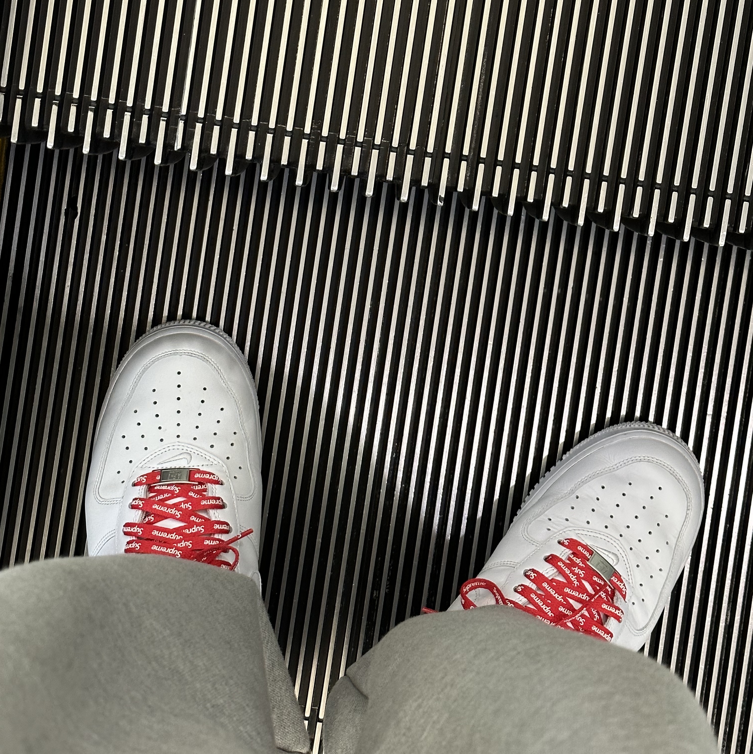 Nike x Supreme Air Force 1 Low White 착용 스타일