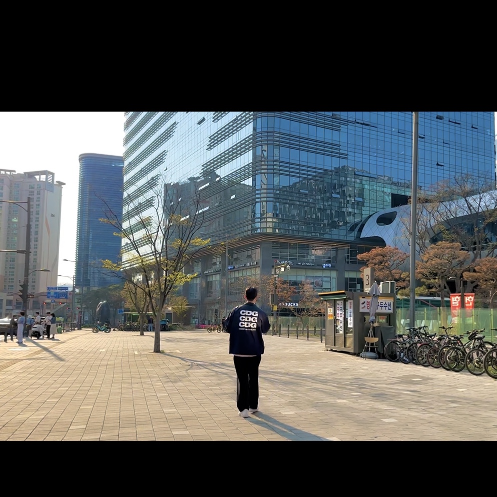 CDG Logo Coach Jacket Navy 착용 스타일