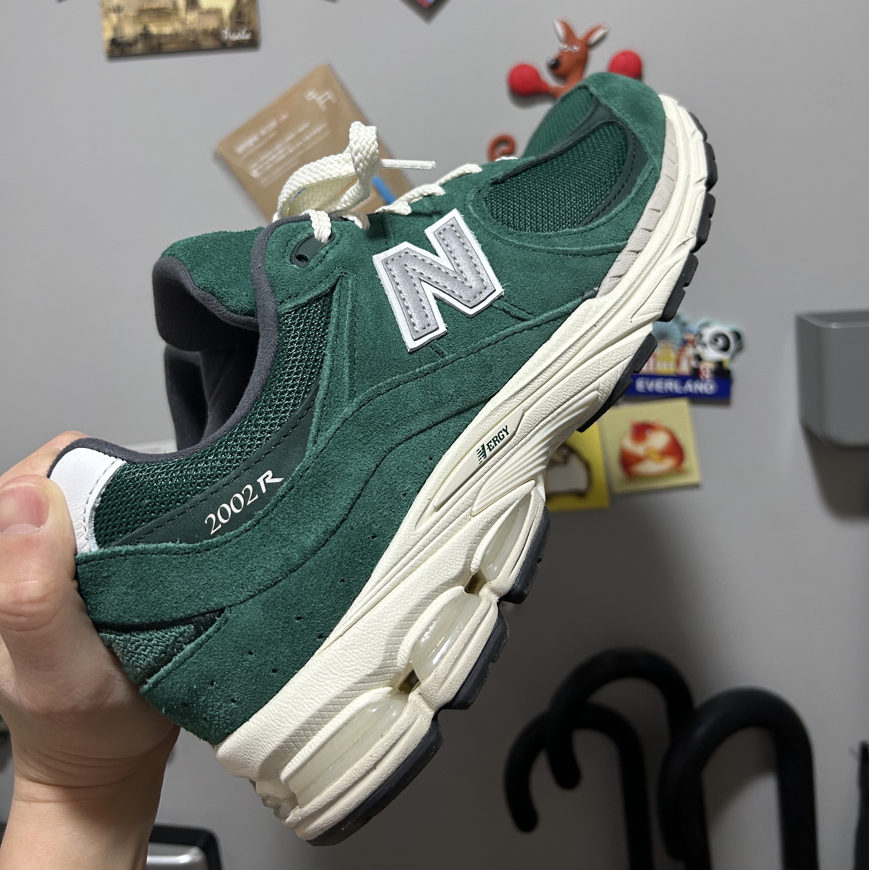 New Balance 2002R Nightwatch Green 착용 스타일