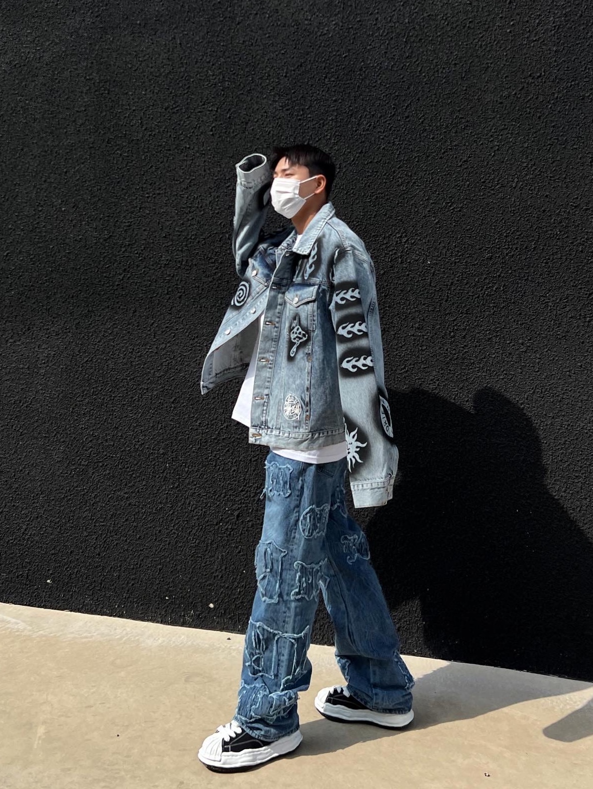 Stussy x Dries Van Noten Hand Stencilled Denim Jacket Washed Blue, Maison Mihara Yasuhiro Blakey OG Sole Canvas Low-top Sneakers Black White 착용 스타일 - 3