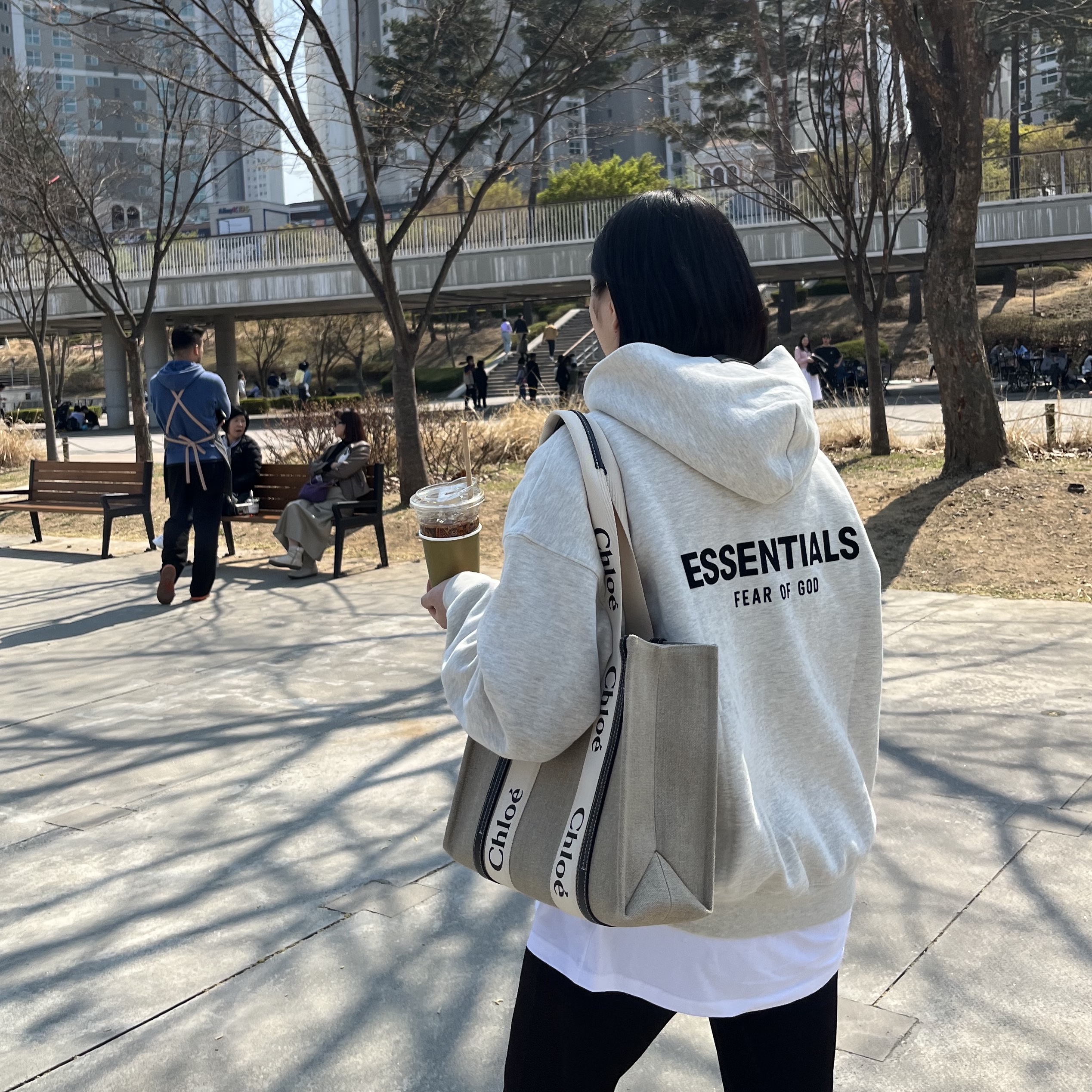 Essentials The Core Collection Hoodie Light Oatmeal 착용 스타일