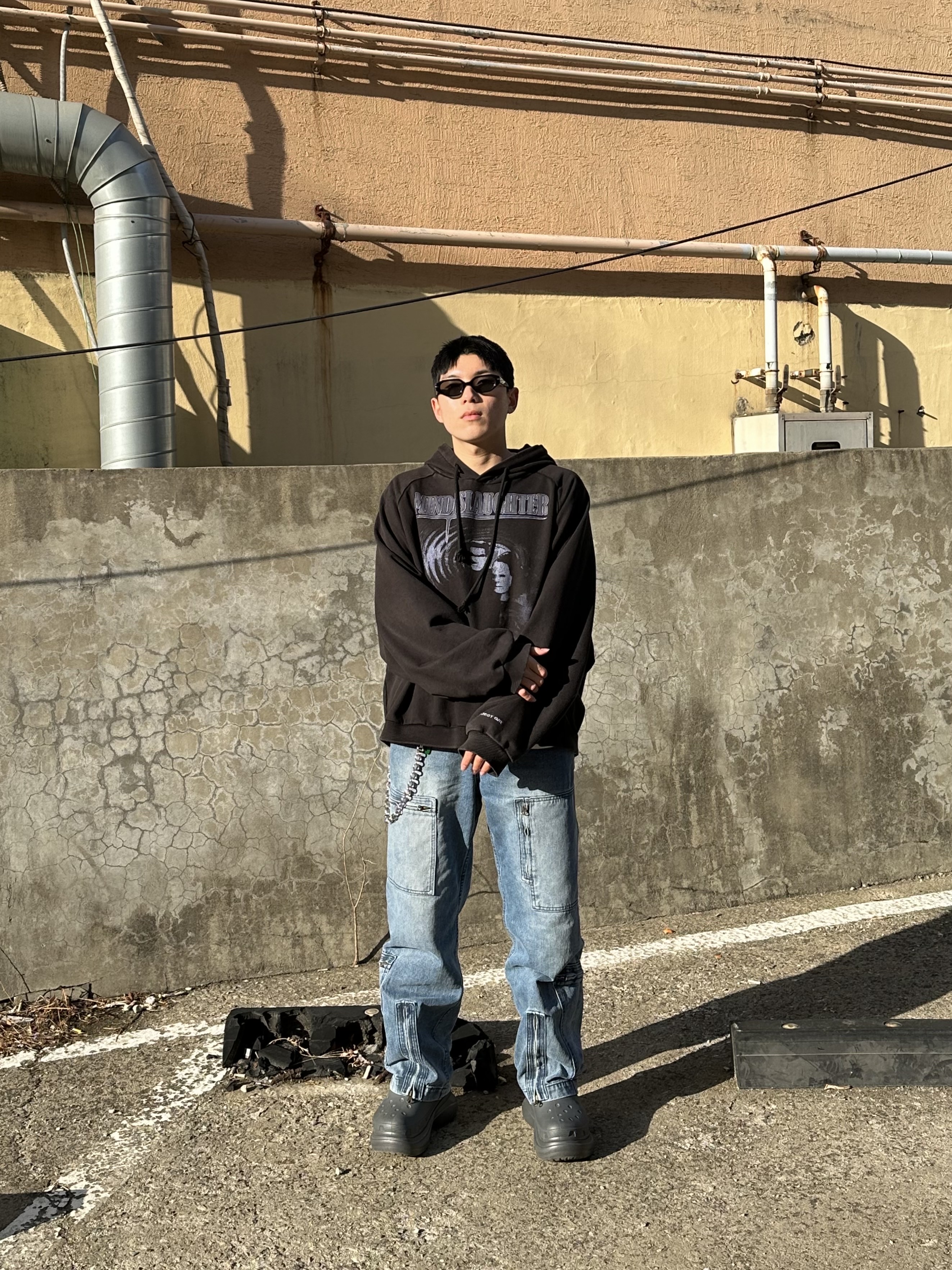 Balenciaga x Crocs Rubber Boot Grey, Project G/R Mind Slaughter Vintage Washeed Hoodie Black 착용 스타일 - 1