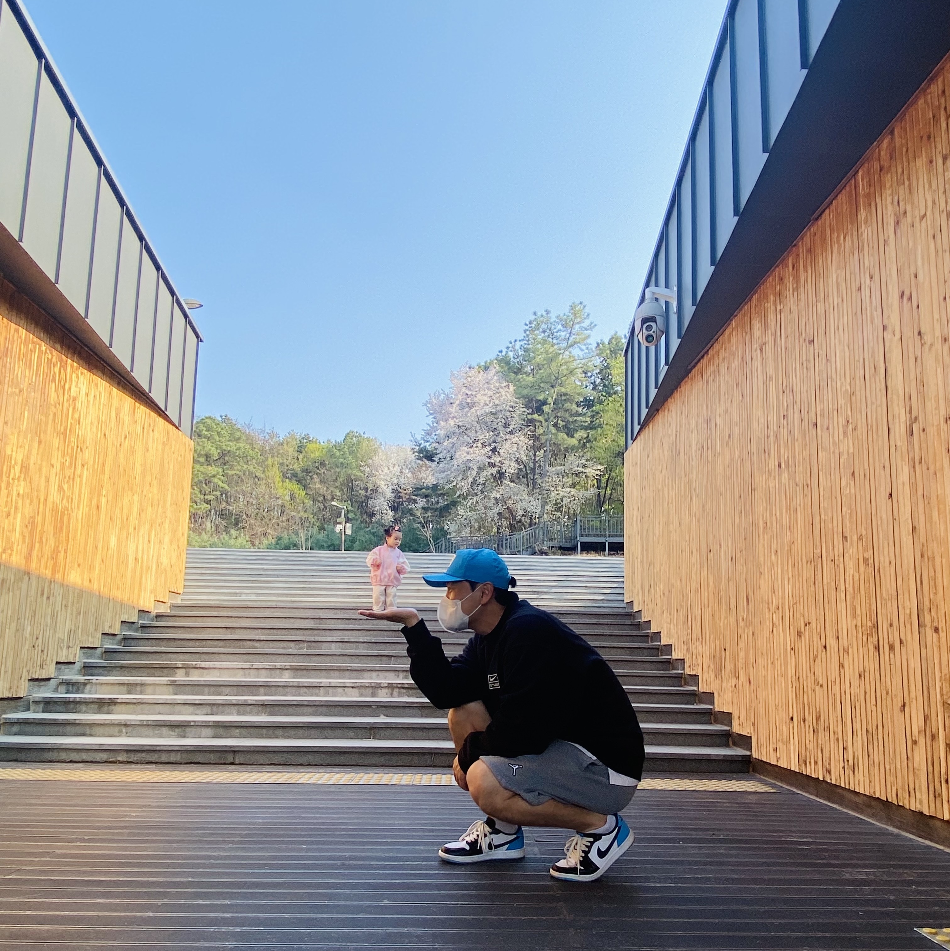 Jordan 1 Retro Low OG Black and Dark Powder Blue, Nike x Stussy NRG Washed Fleece Crewneck Black (DO5310-010) 착용 스타일 - 1