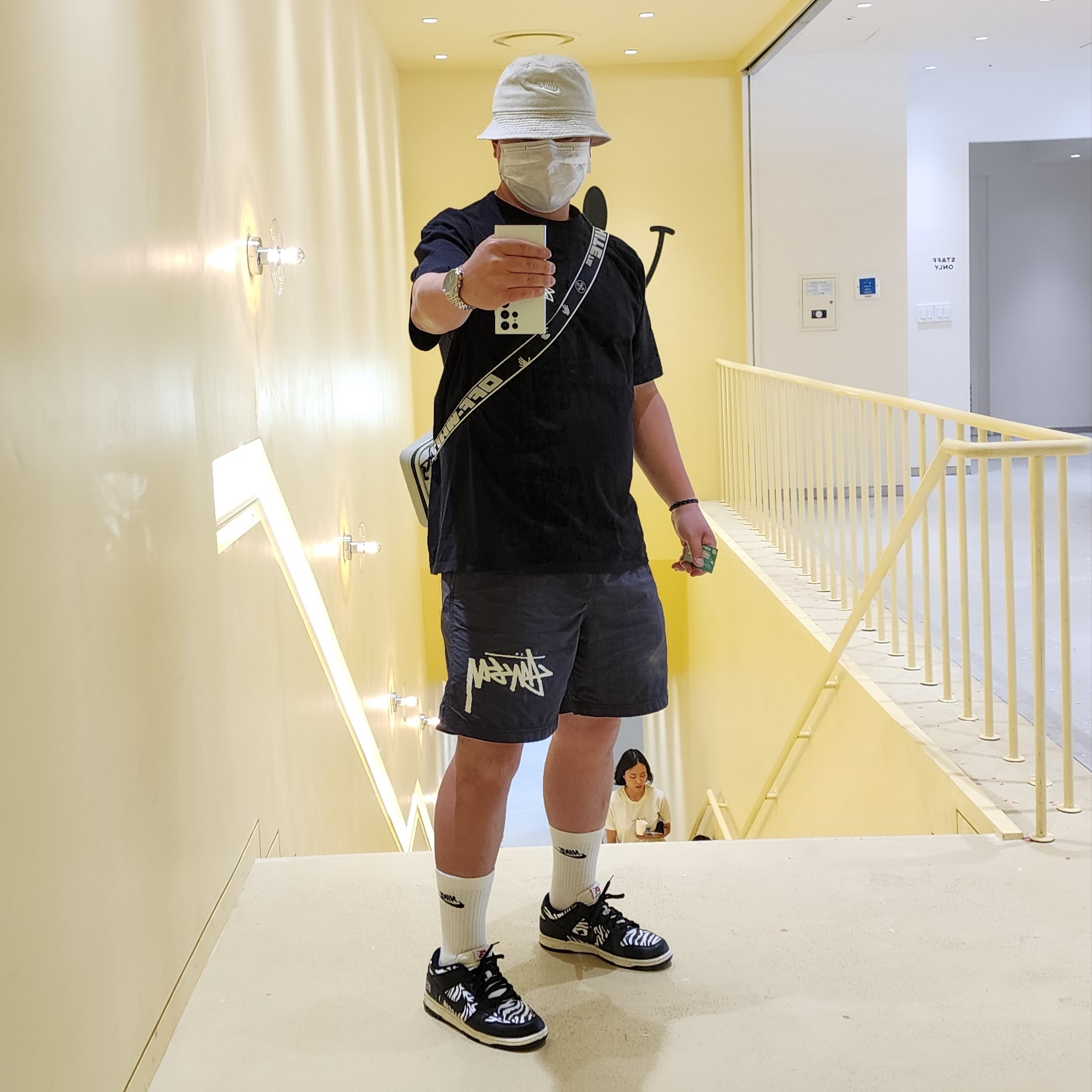 Stussy Fuzzy Dice T-Shirt Black, Nike x Stussy Water Shorts Off Noir 착용 스타일