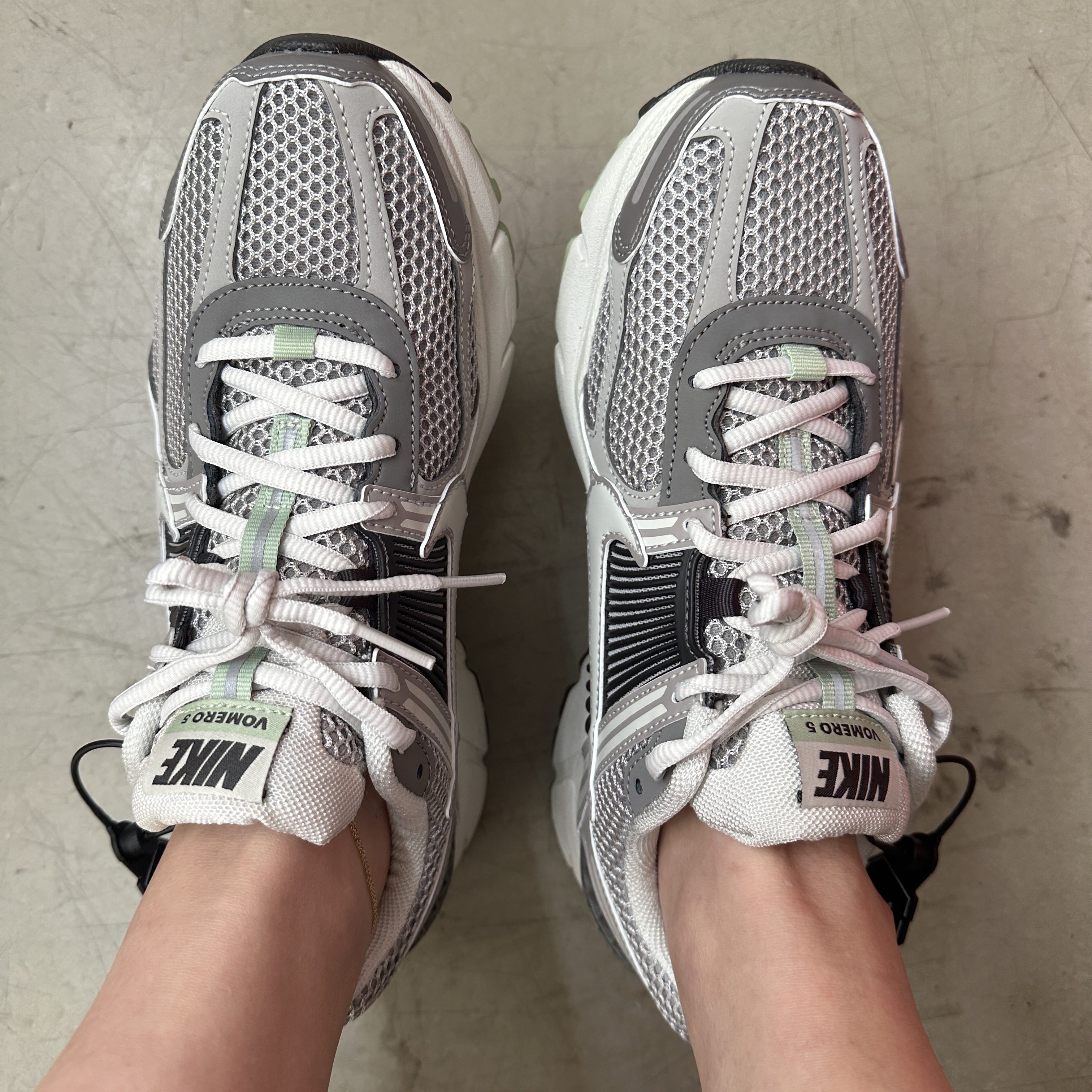 (W) Nike Zoom Vomero 5 Cobblestone and Flat Pewter 착용 스타일