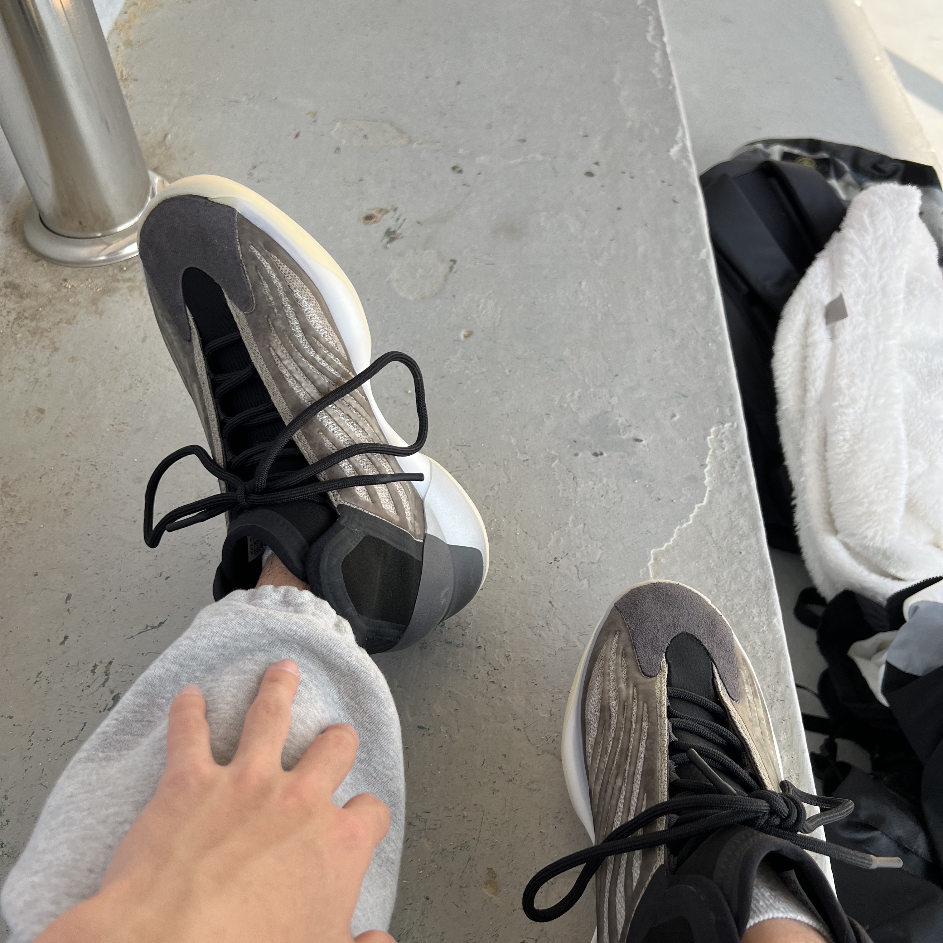 Adidas Yeezy QNTM Barium 착용 스타일 - 2