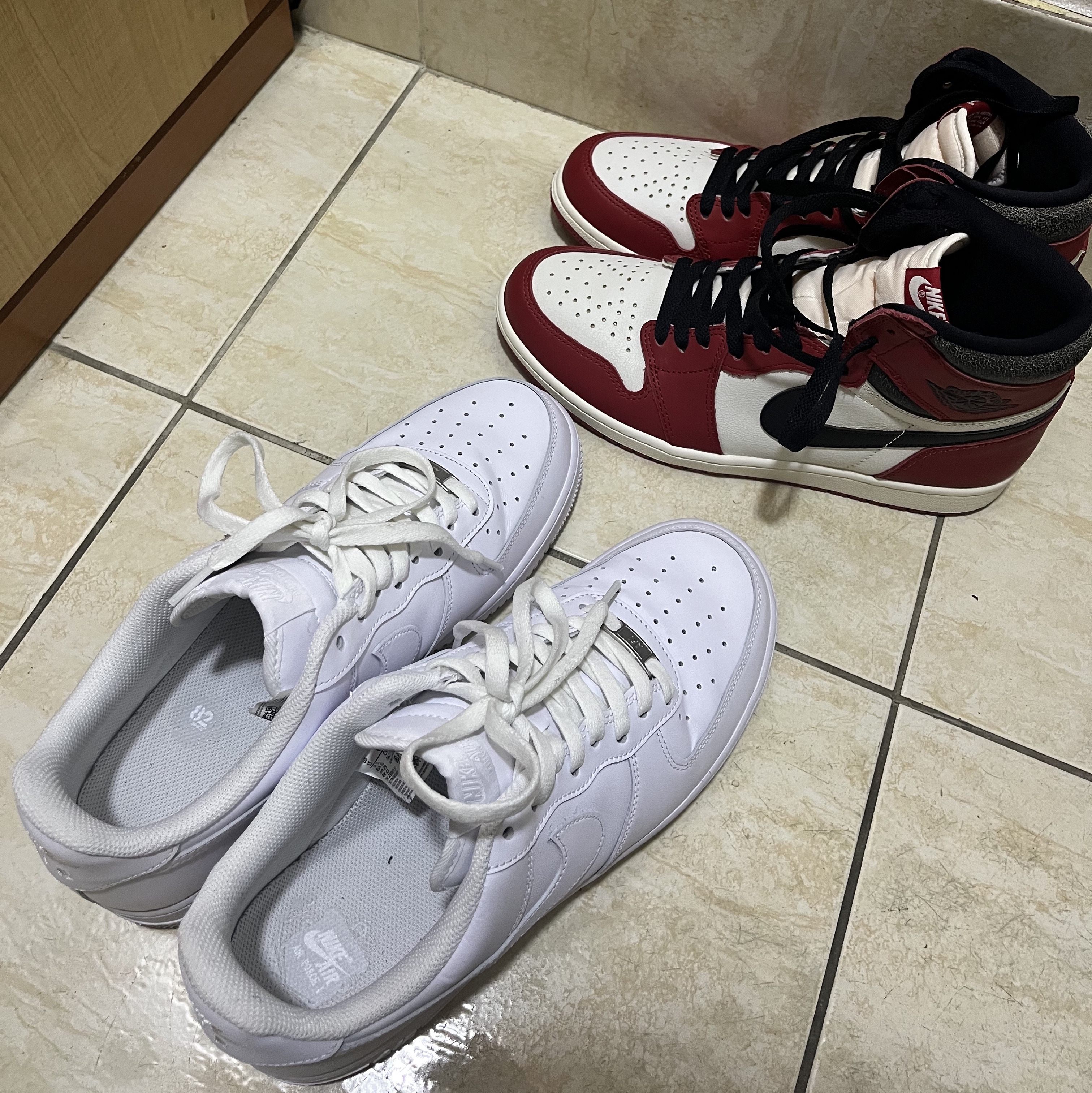 Jordan 1 Retro High OG Chicago 2022, Nike Air Force 1 '07 Low White 착용 스타일
