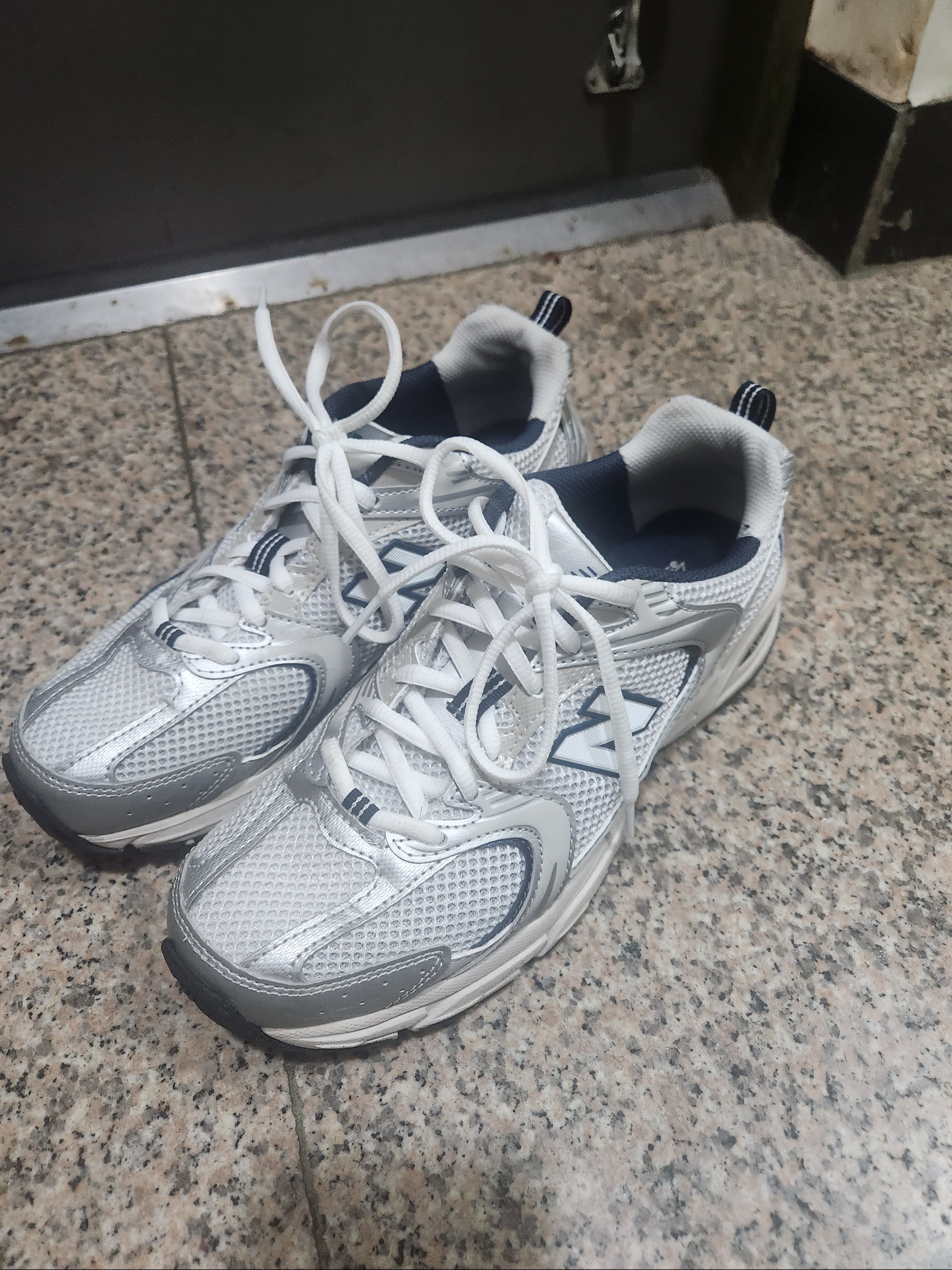 New Balance 530 Steel Grey 착용 스타일