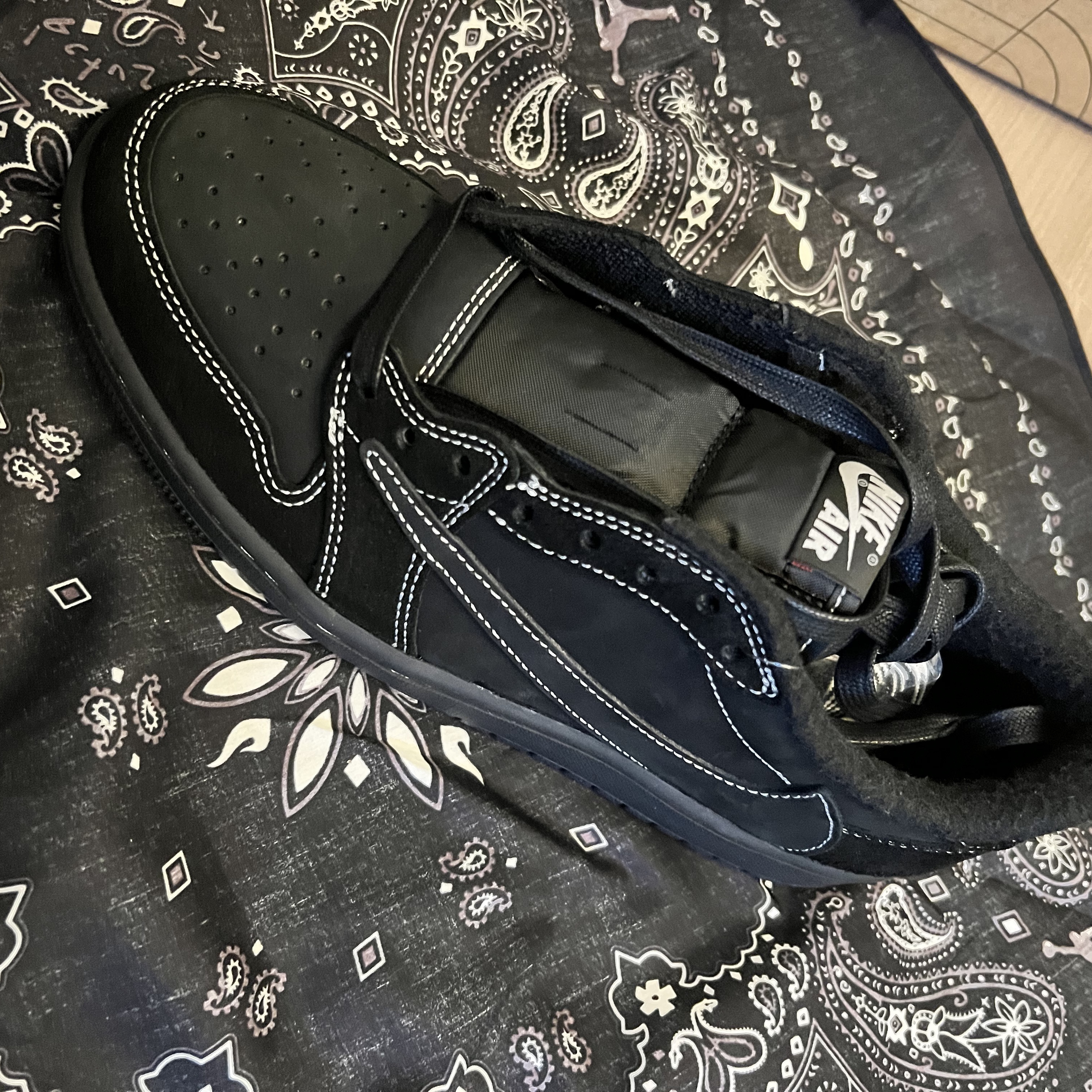 Jordan 1 x Travis Scott Retro Low OG SP Black Phantom 착용 스타일