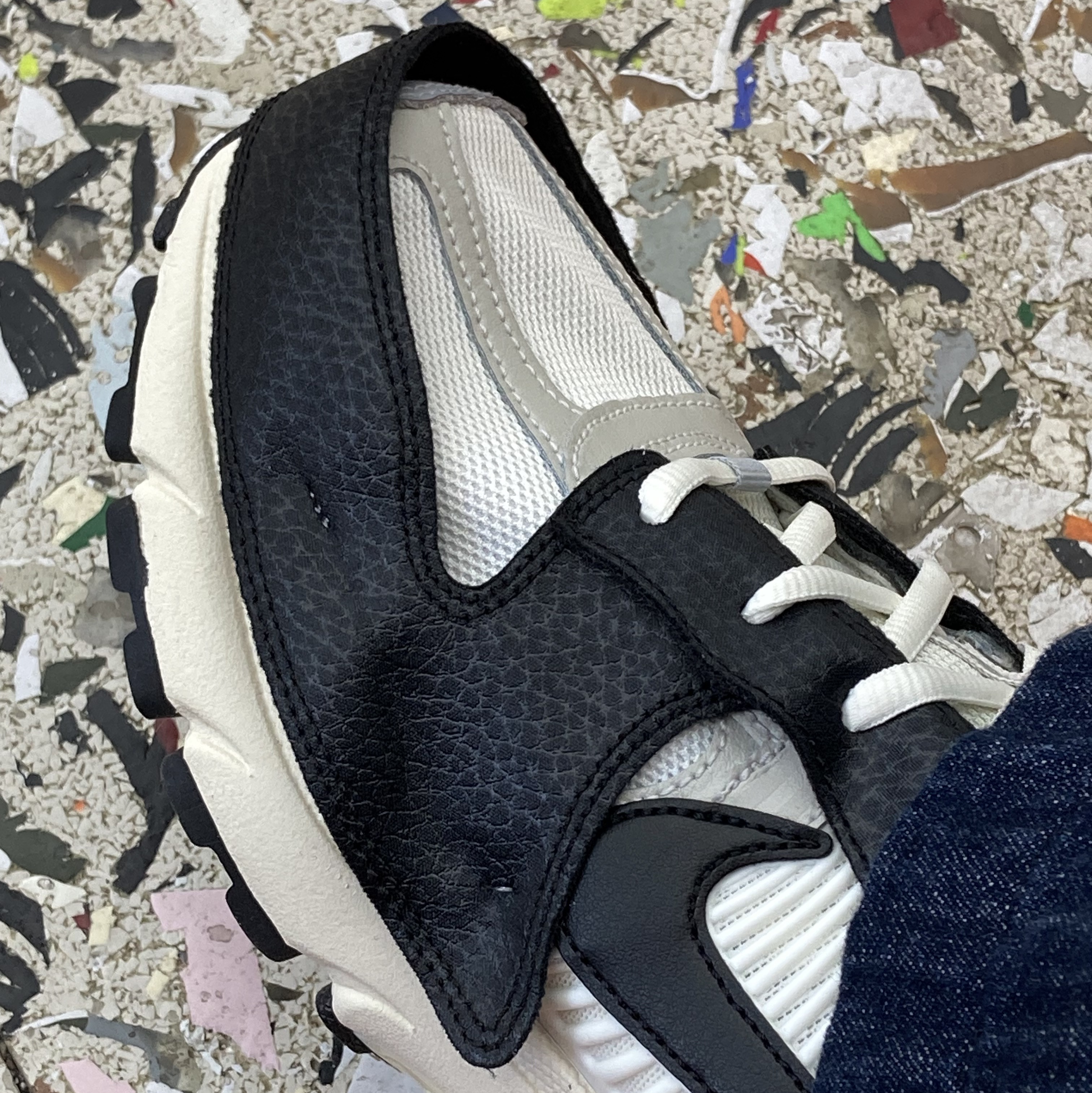 (W) Nike Zoom Vomero 5 Wolf Grey and Black 착용 스타일 - 4