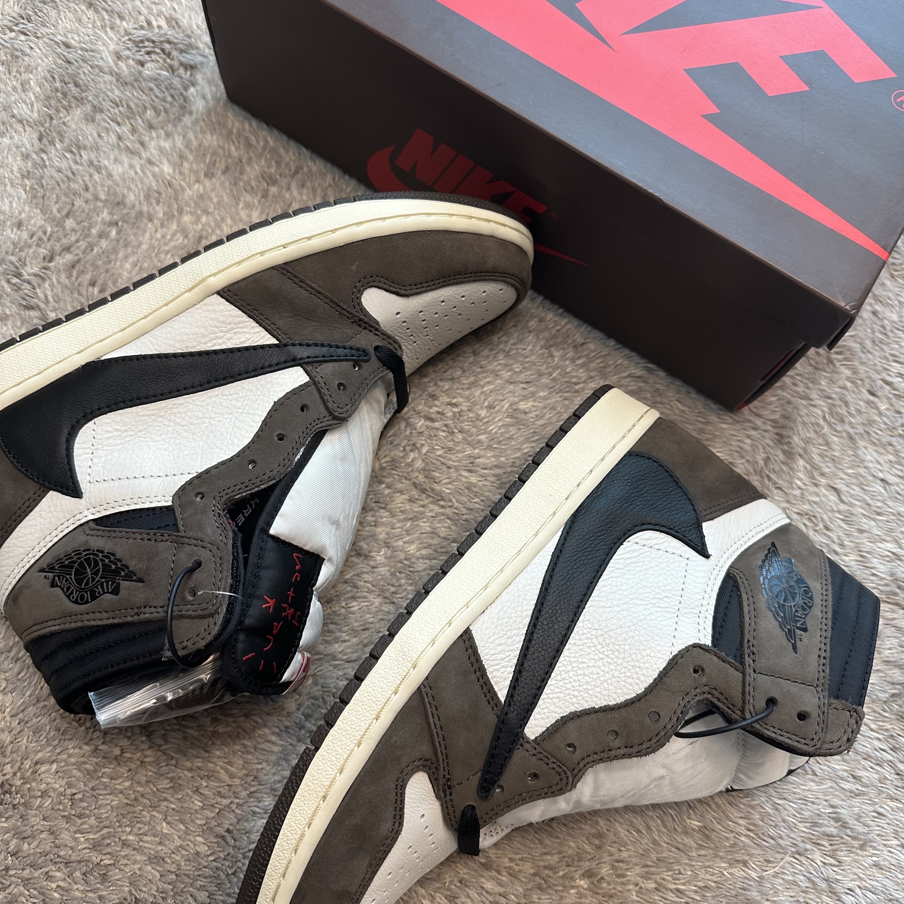 Jordan 1 x Travis Scott Retro High OG SP Mocha 착용 스타일