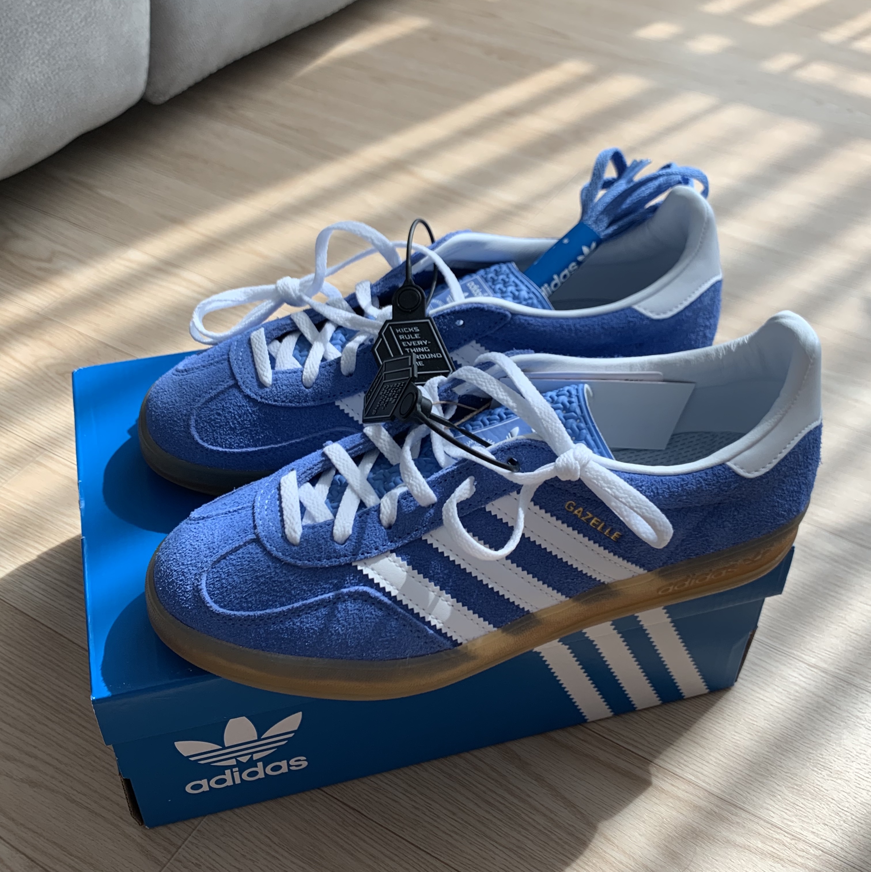 (W) Adidas Gazelle Indoor Blue Fusion Cloud White 착용 스타일