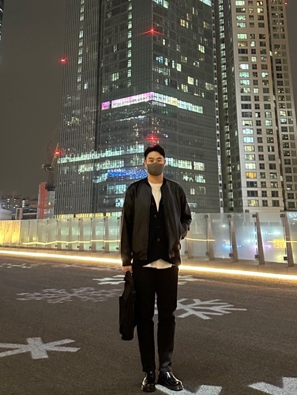 Uniqlo +J Premium Lambswool V-Neck Cardigan Navy 착용 스타일