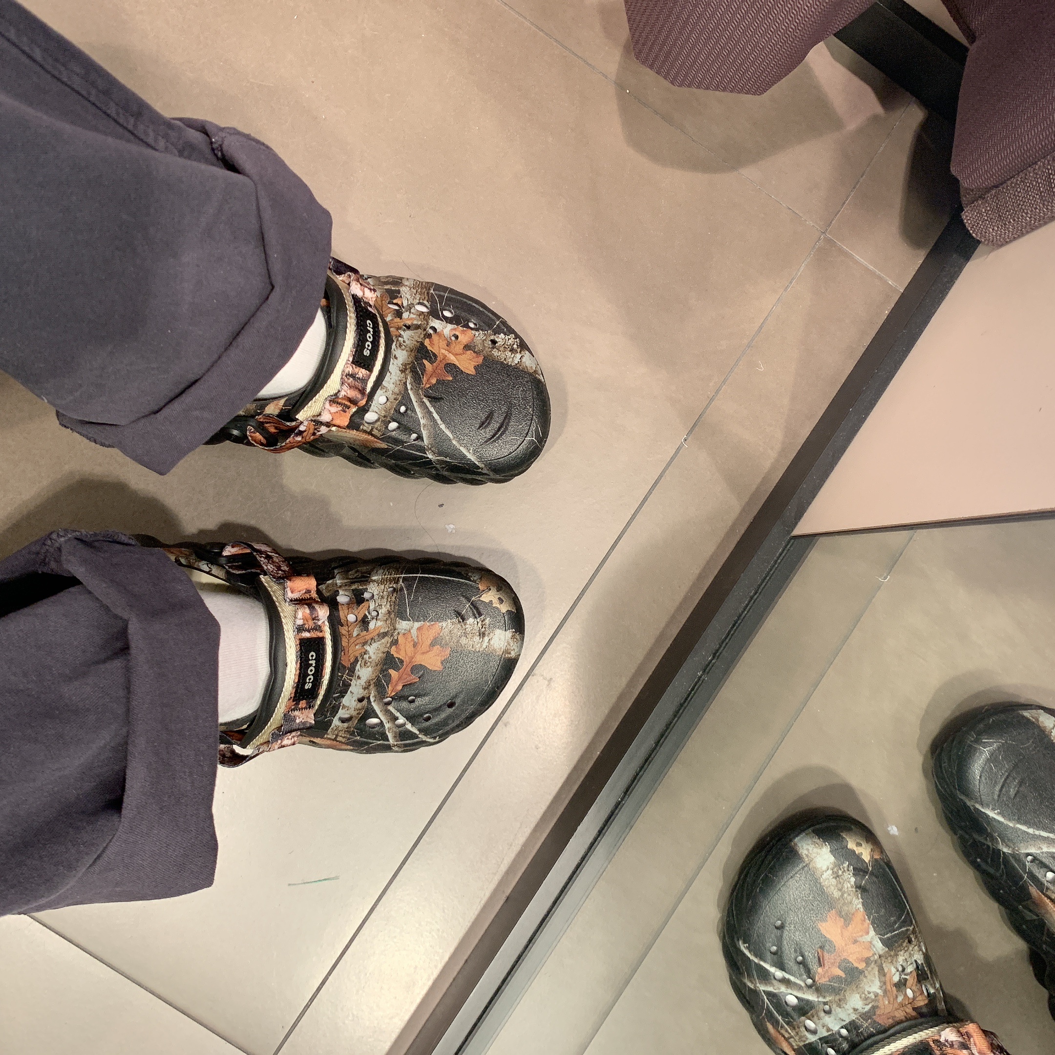 Crocs Echo Clog Real Tree Black 착용 스타일