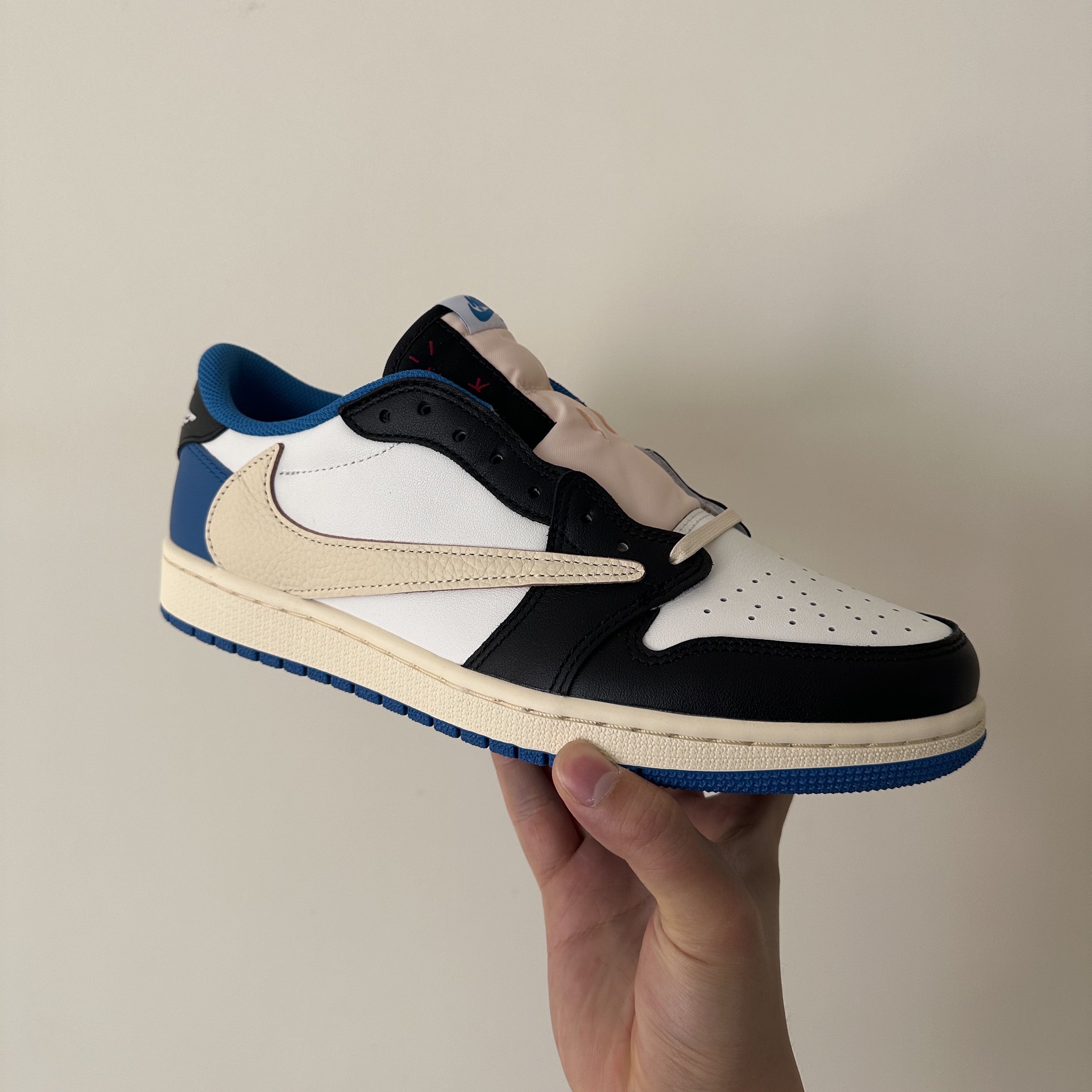Jordan 1 x Travis Scott x Fragment Retro Low OG SP Military Blue 착용 스타일 - 1