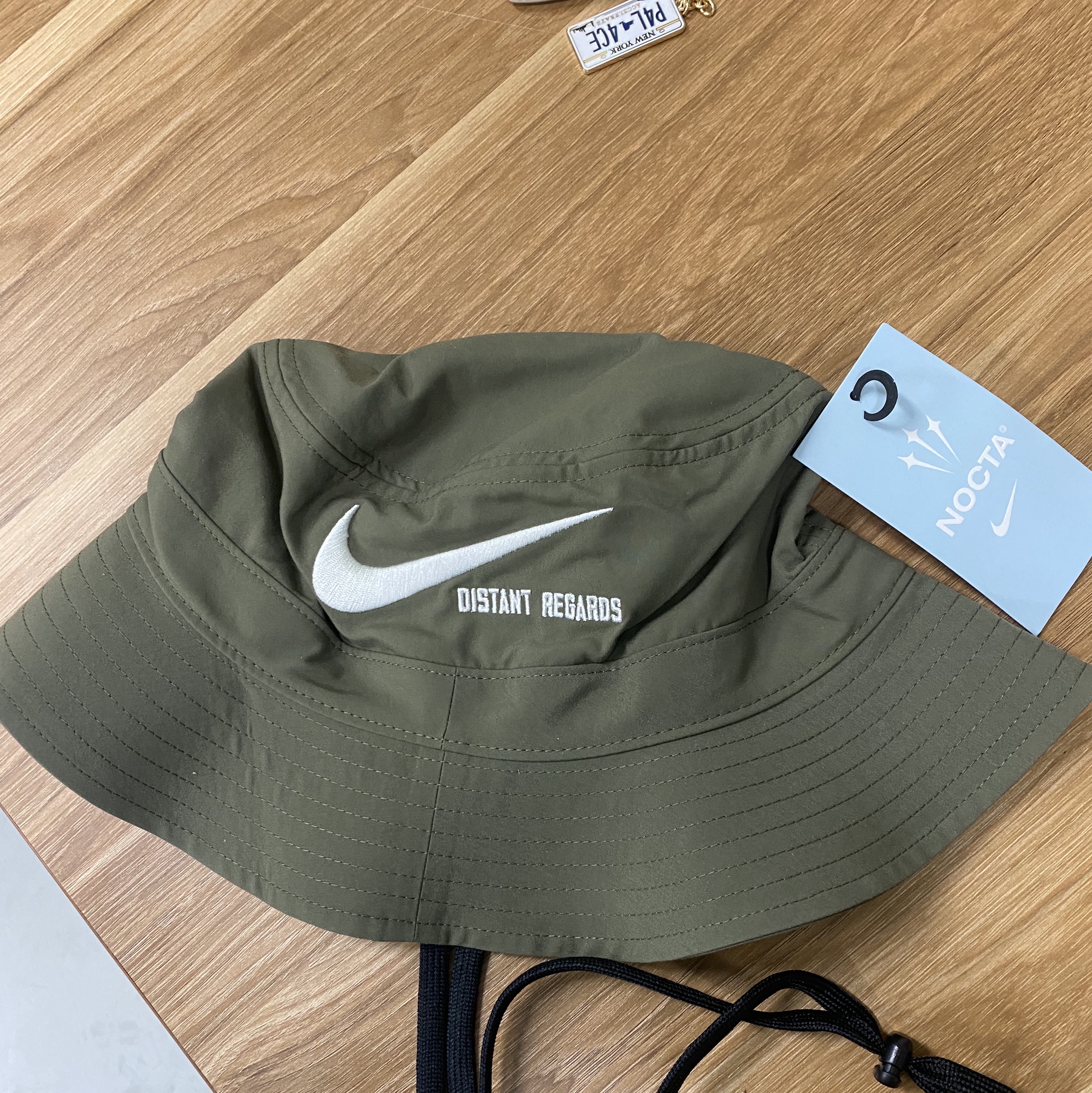 Nike x Drake Nocta Souvenir Cactus Bucket Hat Olive 착용 스타일 - 2