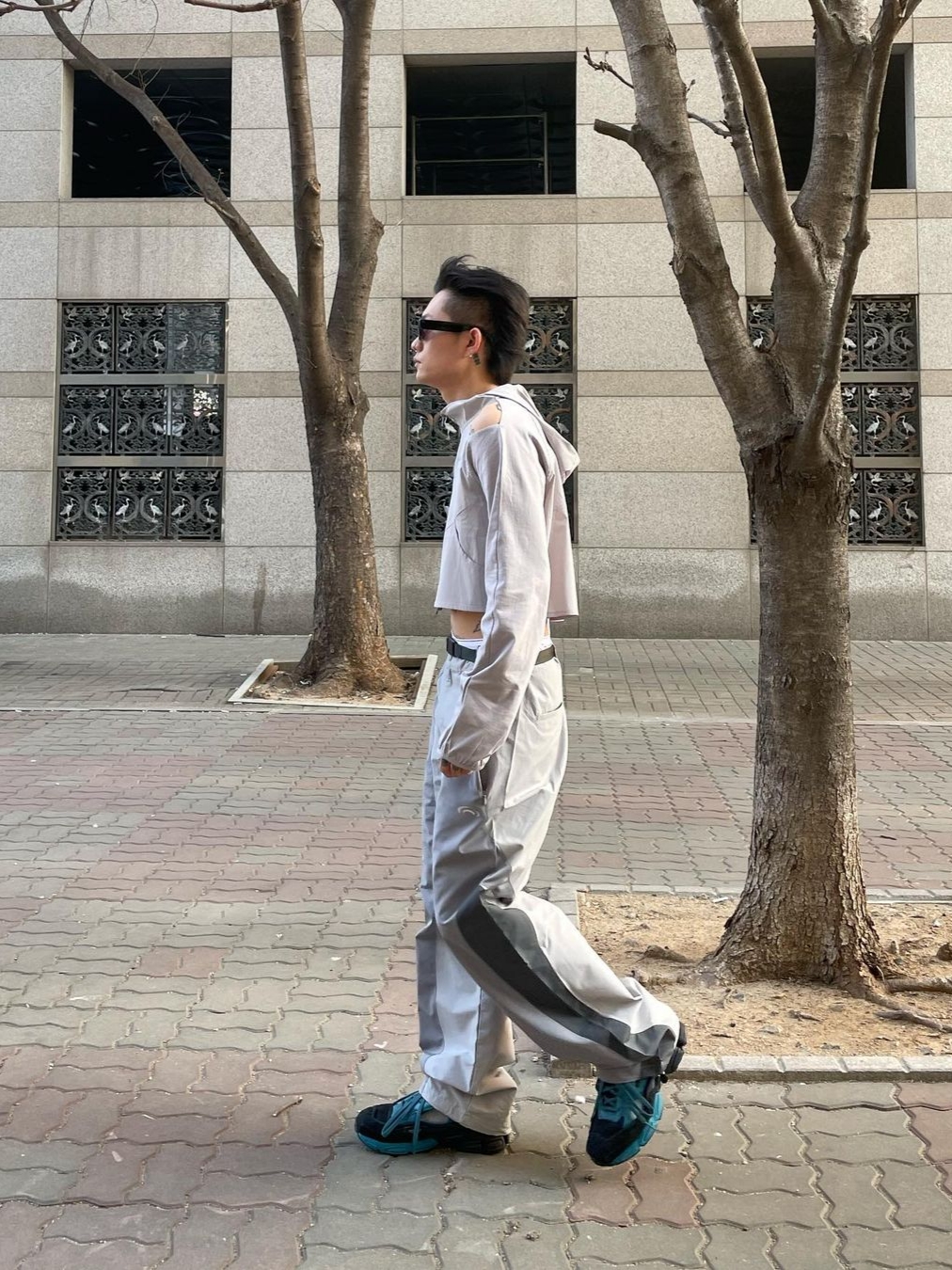 Art Of Field Off The Shoulder Hooded Jacket Light Gray, Art Of Field Three Colourway Slit Belt Pants Light Gray 착용 스타일 - 1