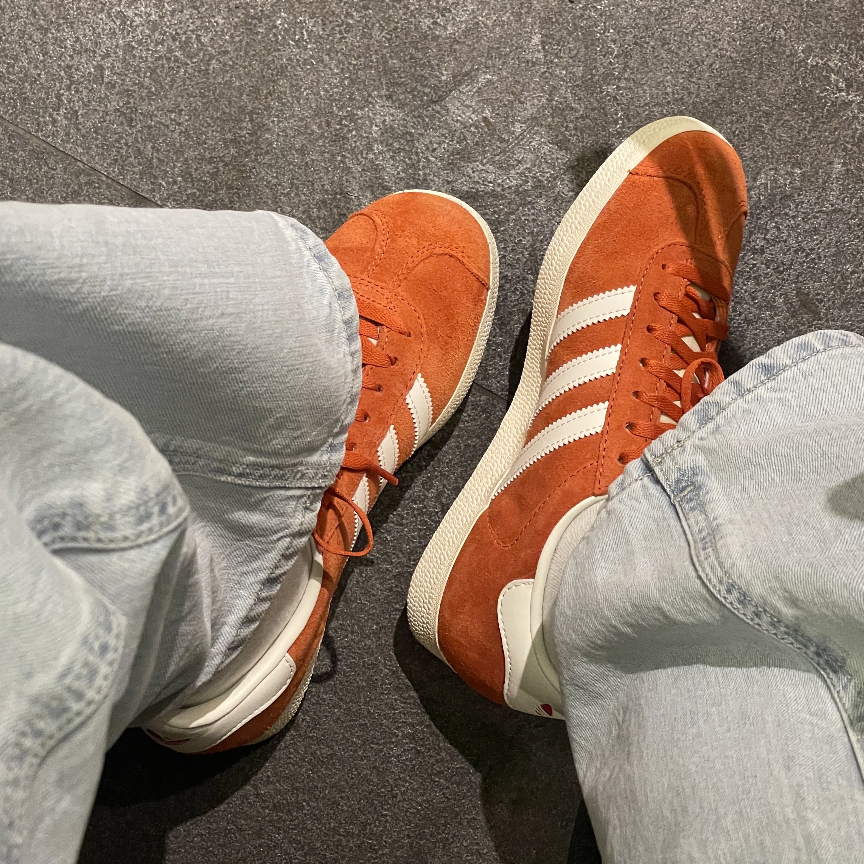 Adidas Gazelle Preloved Red Off White 착용 스타일