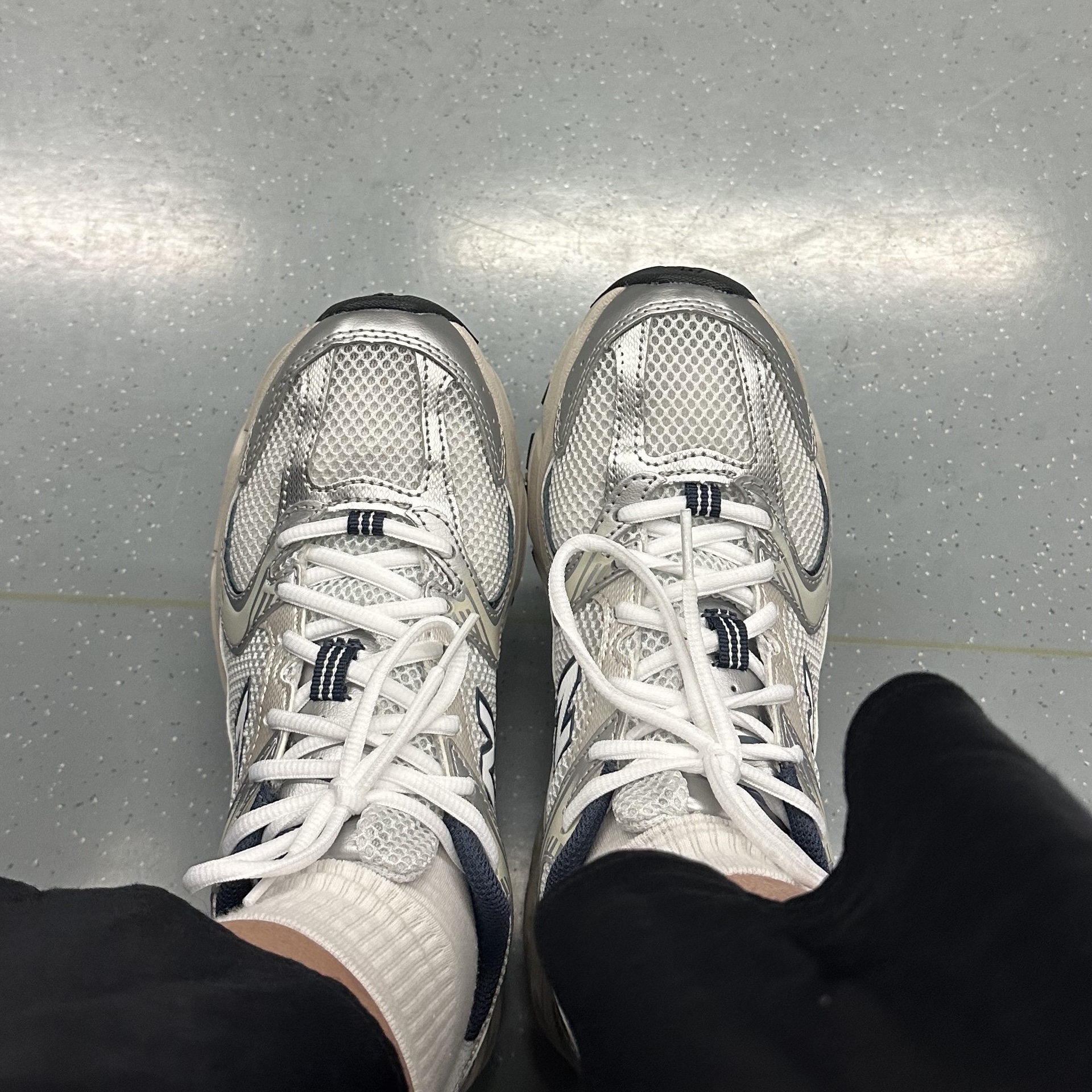 New Balance 530 Steel Grey 착용 스타일 - 2