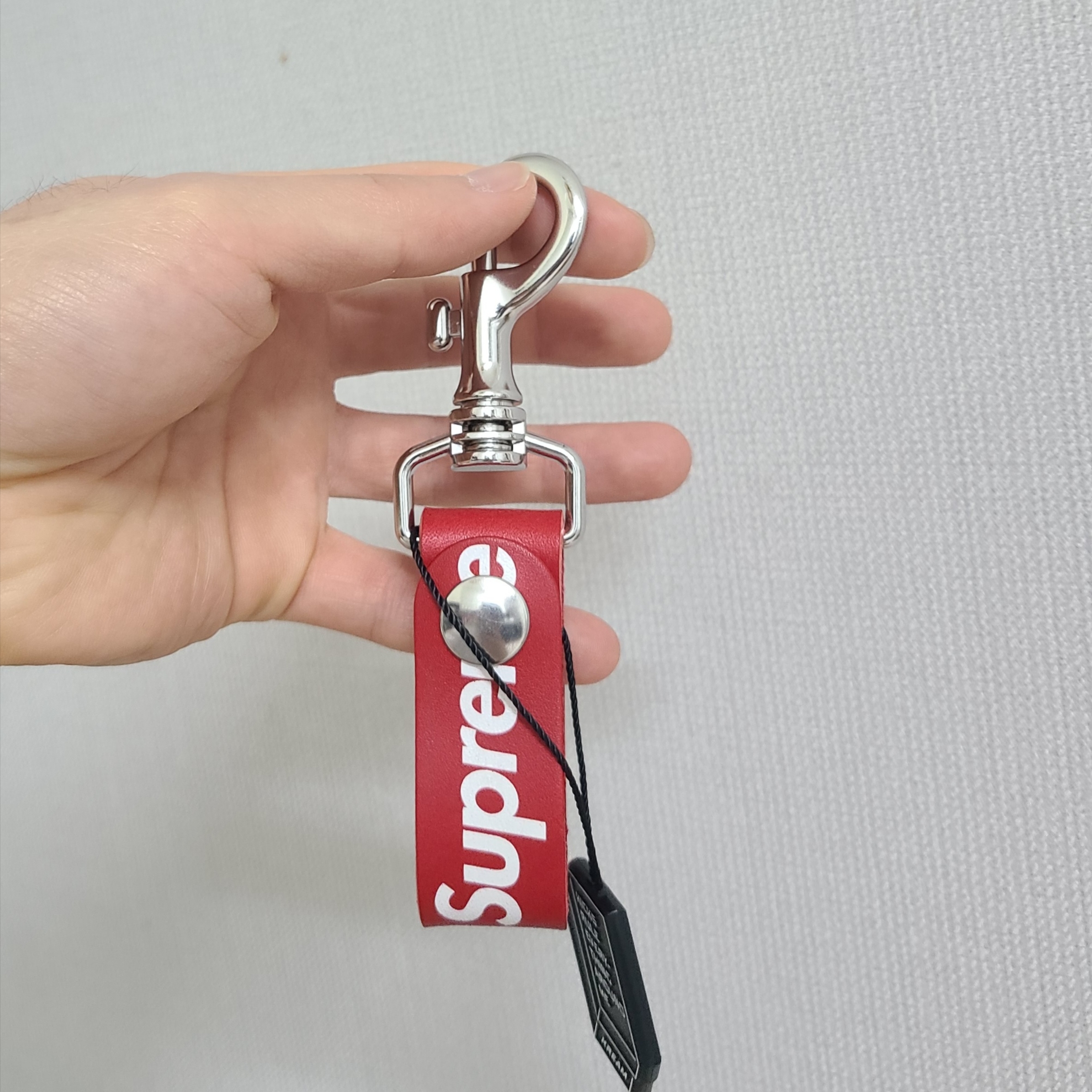 Supreme Leather Key Loop Red - 21SS 착용 스타일