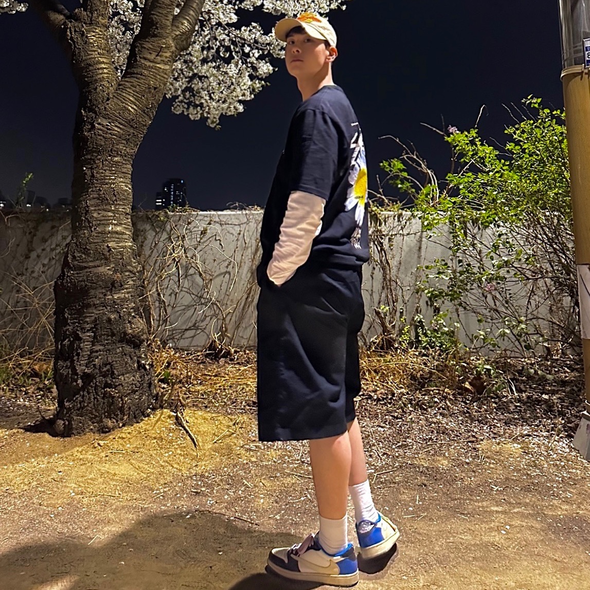 Stussy ITP Flower T-Shirt Black, Jordan 1 x Travis Scott x Fragment Retro Low OG SP Military Blue 착용 스타일