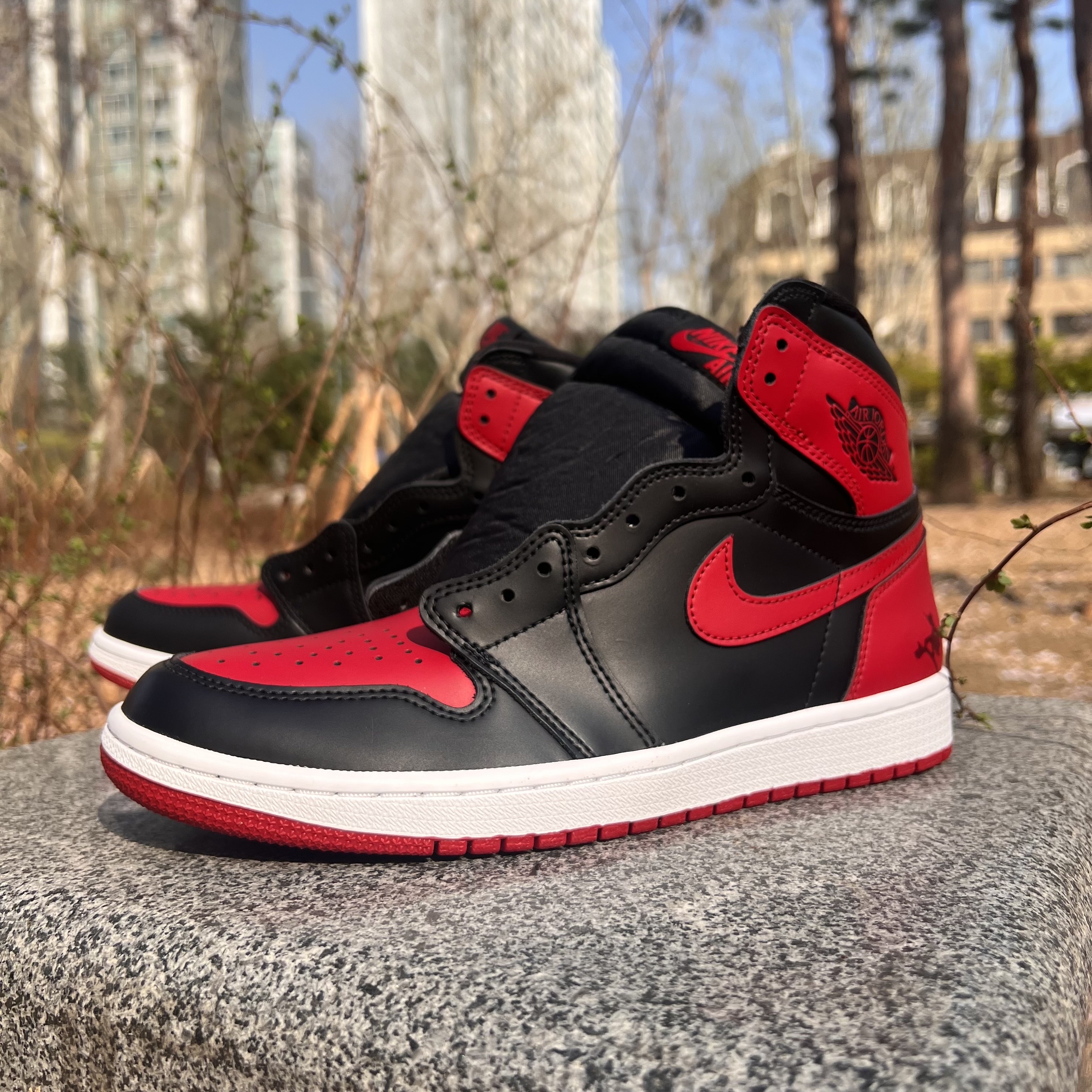 Jordan 1 Retro High OG Patent Bred 착용 스타일 - 3