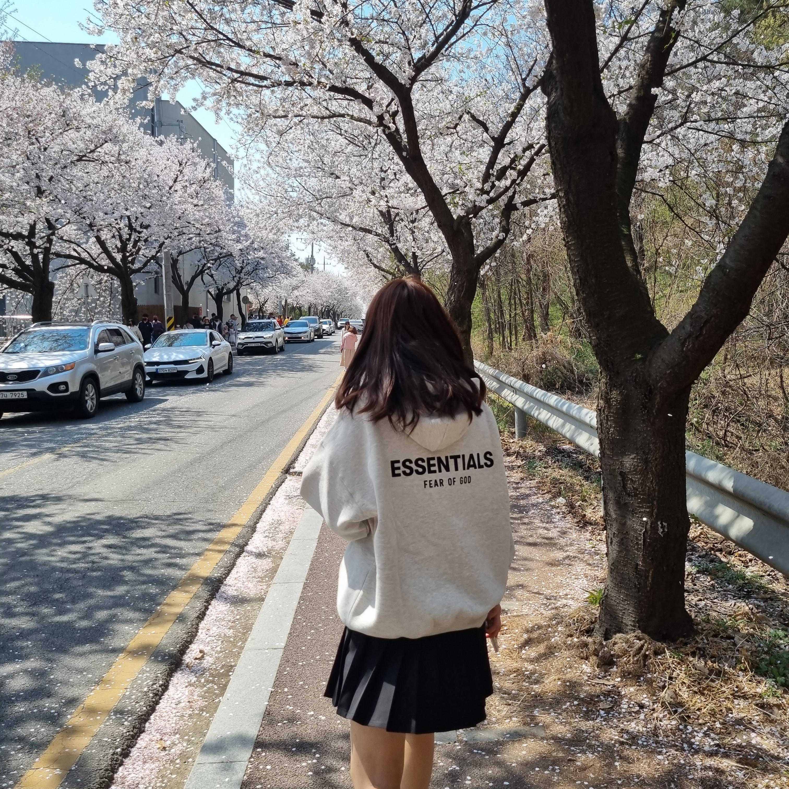 Essentials The Core Collection Hoodie Light Oatmeal 착용 스타일