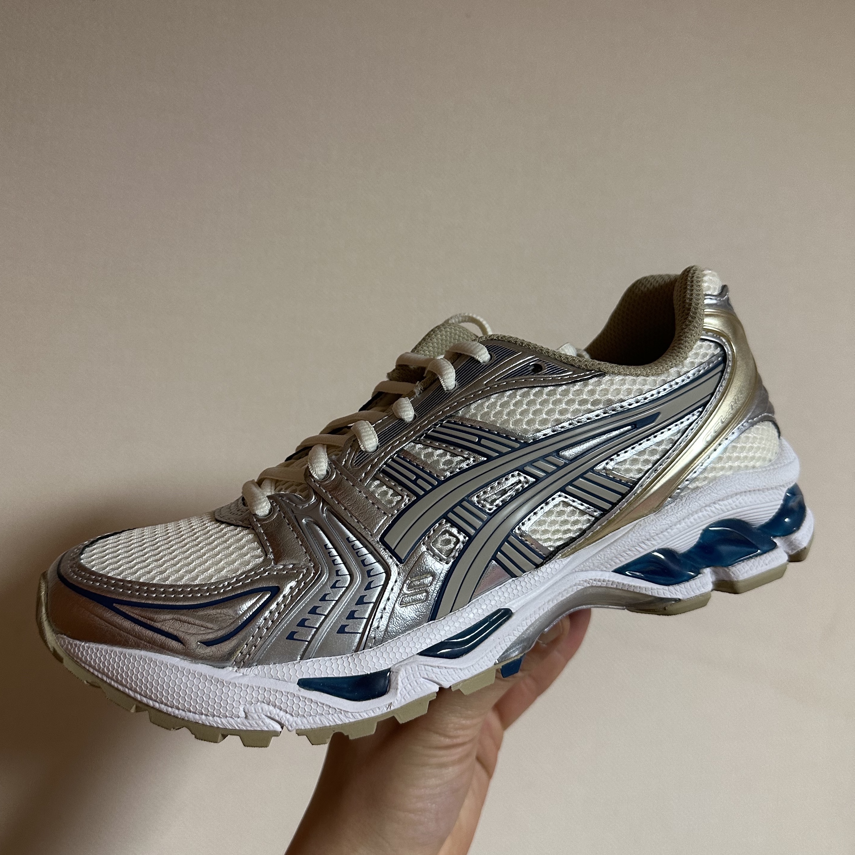 Asics Gel-Kayano 14 Cream Pure Silver 착용 스타일 - 1