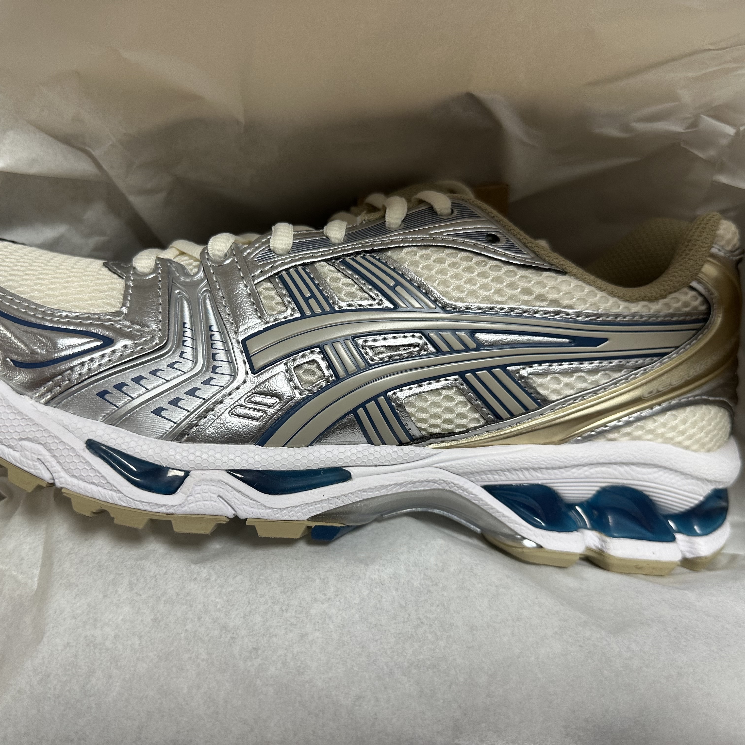 Asics Gel-Kayano 14 Cream Pure Silver 착용 스타일 - 3