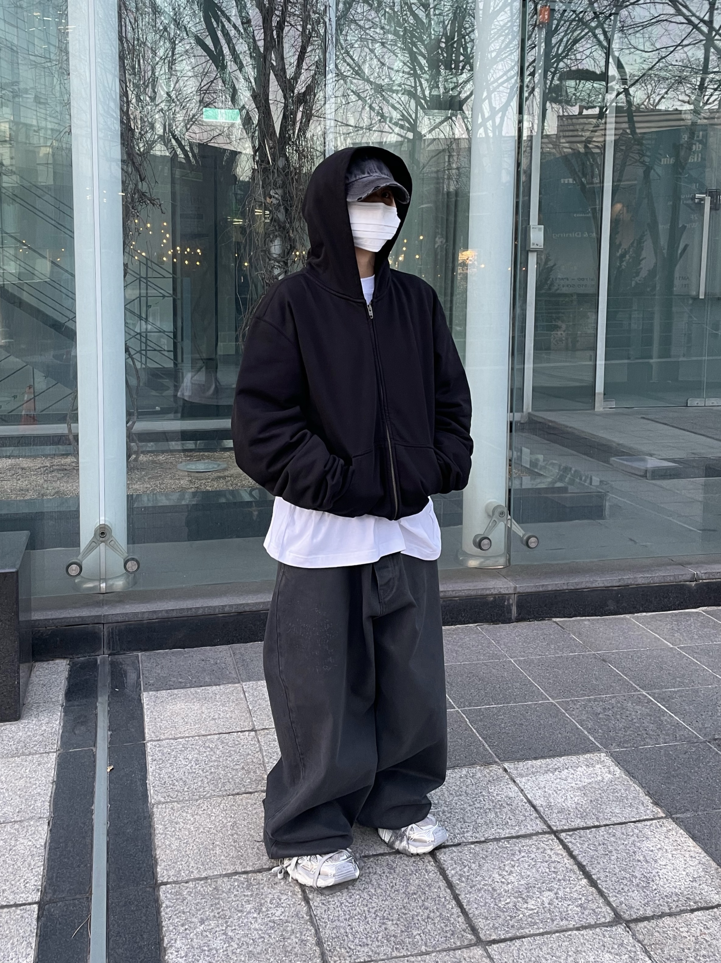 Balenciaga Large Baggy Jeans in Black Coated Soft Denim, Balenciaga 3XL Sneakers Light Beige 착용 스타일