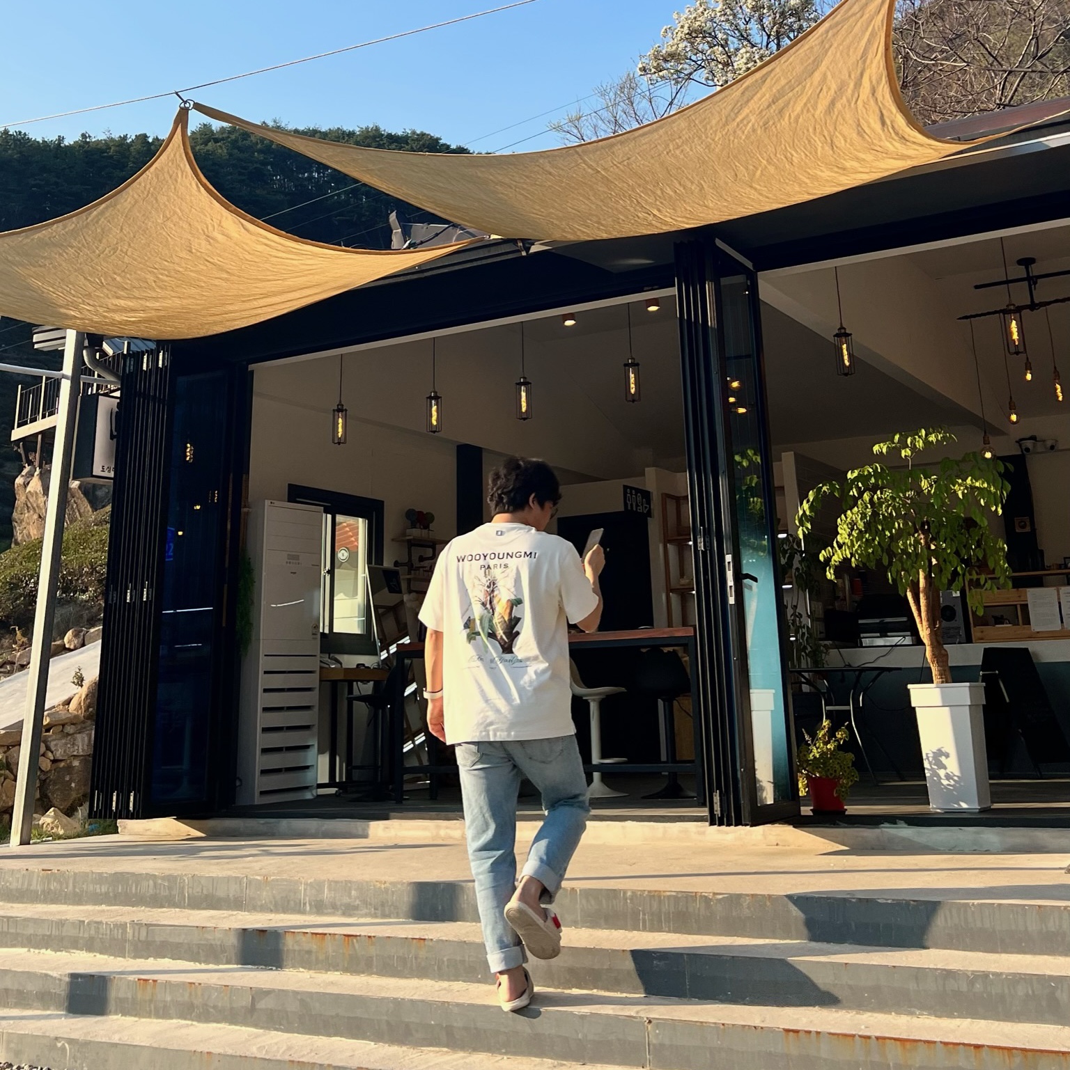 Wooyoungmi Flower Print Back Logo T-Shirt Ivory - 23SS 착용 스타일 - 2