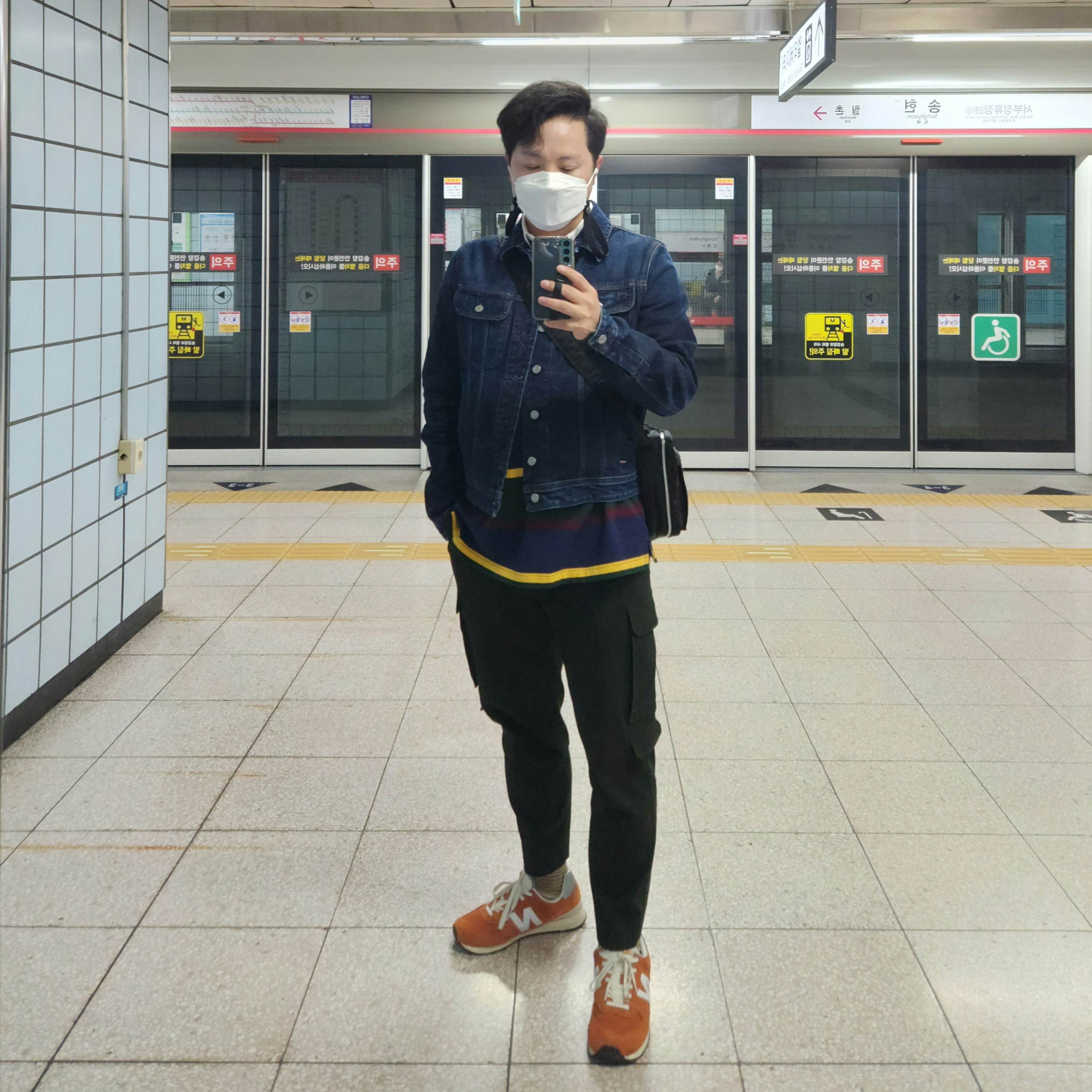 New Balance 574 Heritage Orange Burst White, Porter Tanker Shoulder Bag L Black 착용 스타일