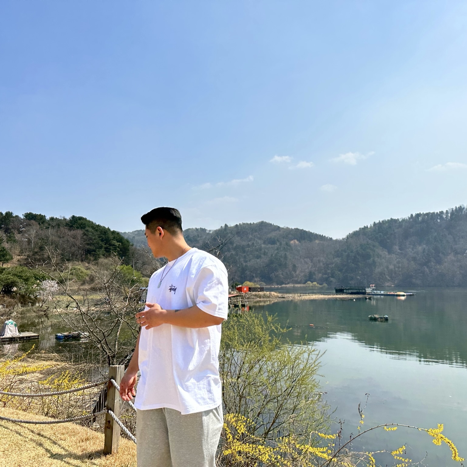 Stussy Basic Stussy T-Shirt White 2023, Jordan 1 x Travis Scott Retro Low OG SP Black Phantom 착용 스타일 - 1