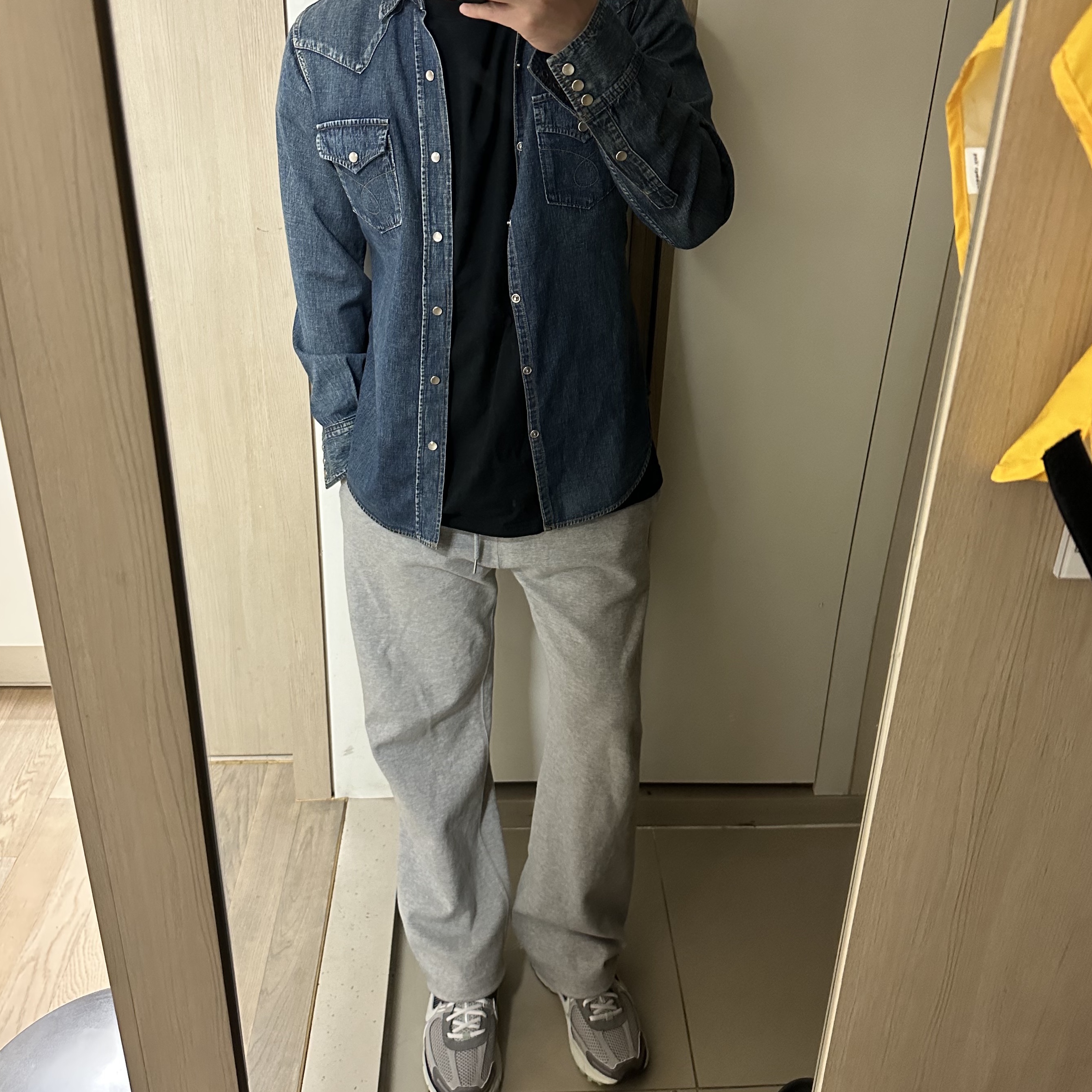 (W) Nike Zoom Vomero 5 Cobblestone and Flat Pewter 착용 스타일 - 1