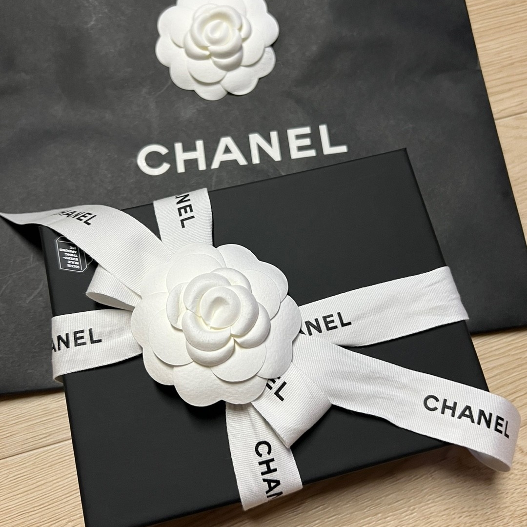 Chanel Small Classic Flap Wallet Grained Calfskin & Gold Black 착용 스타일 - 1