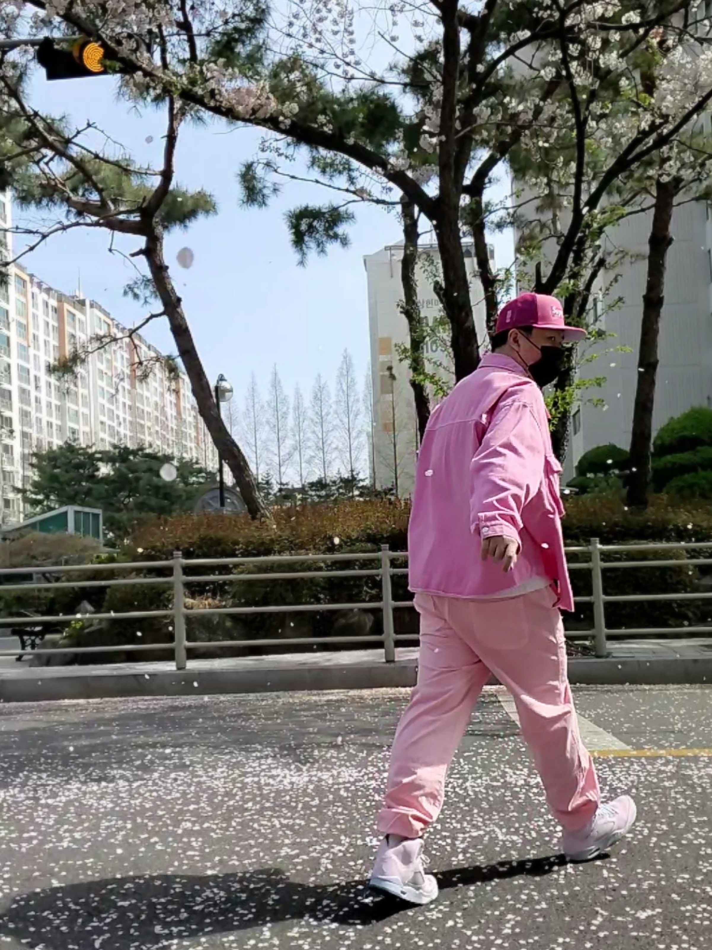 Supreme Box Logo Mesh Back New Era Pink - 22SS, Jordan 5 Retro SE Regal Pink 착용 스타일 - 1