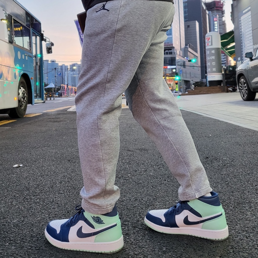 Jordan 1 Mid Blue Mint, Jordan Essential Fleece Pants Carbon Heather - Asia 착용 스타일 - 1