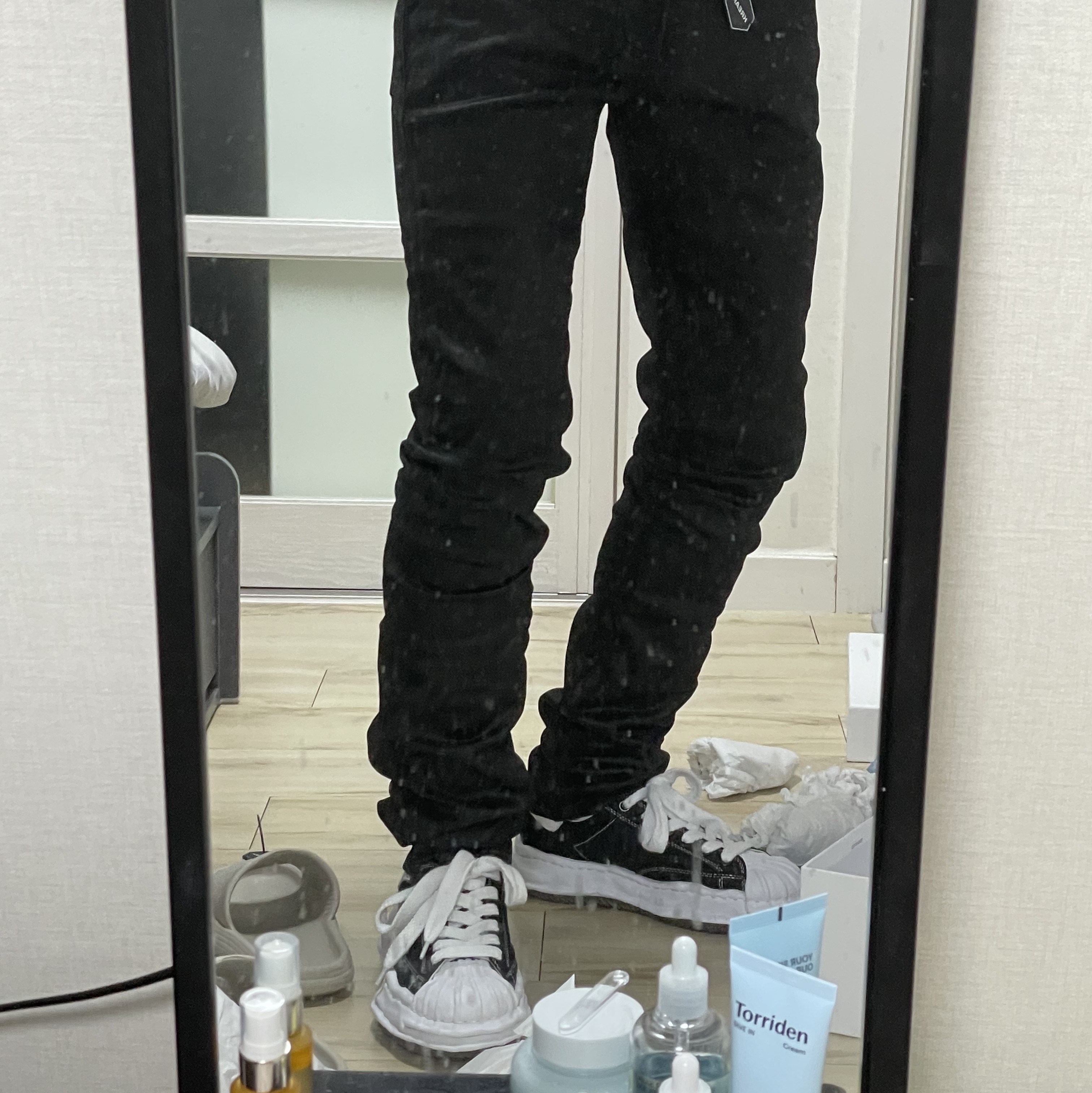 Undermycar Black Mamba Slim Fit Red Stitch Wax Coating Jeans Rumba Red - 22FW, Maison Mihara Yasuhiro Blakey OG Sole Canvas Low-top Sneakers Black White 착용 스타일