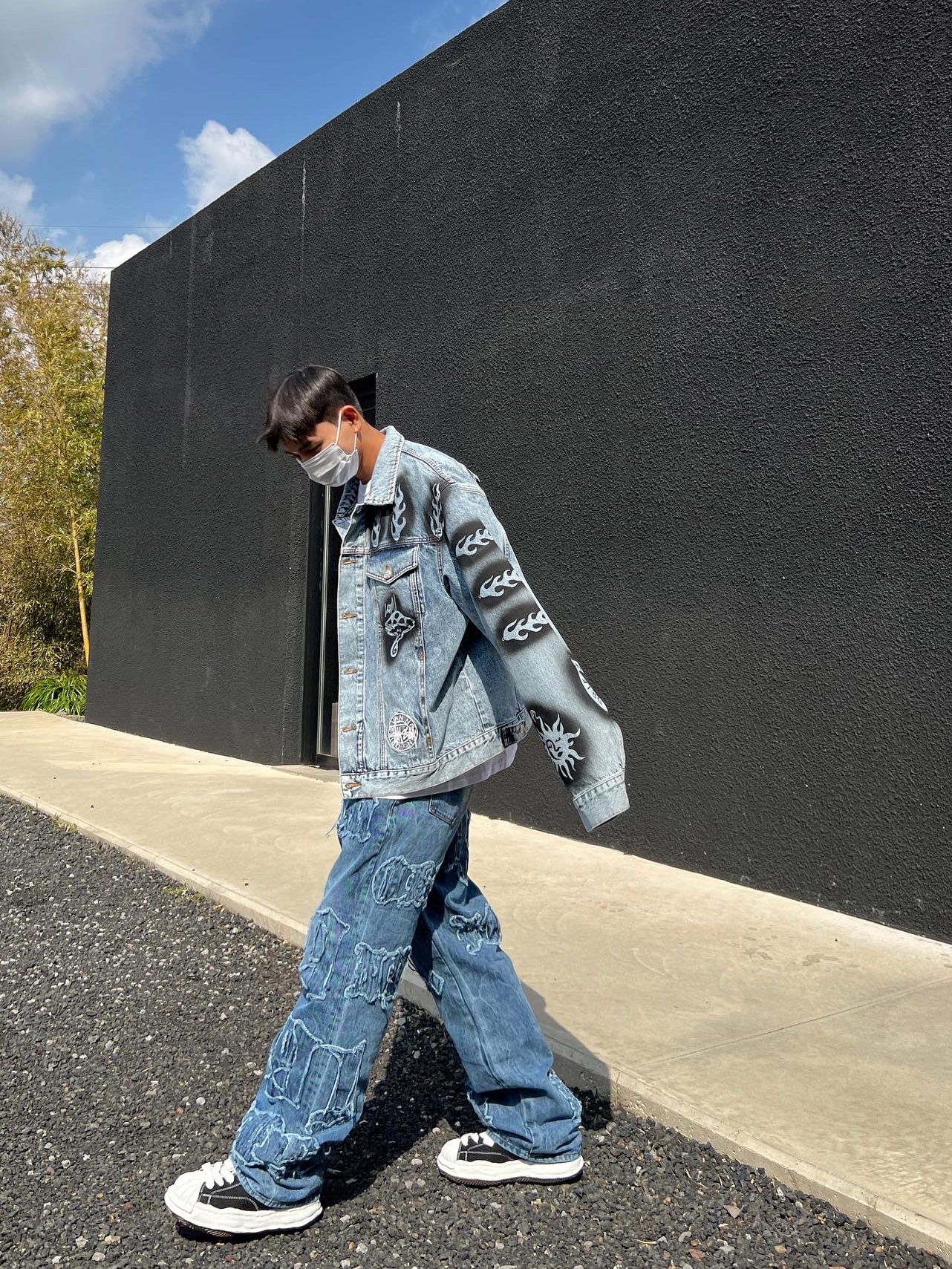 Stussy x Dries Van Noten Hand Stencilled Denim Jacket Washed Blue, Maison Mihara Yasuhiro Blakey OG Sole Canvas Low-top Sneakers Black White 착용 스타일 - 4