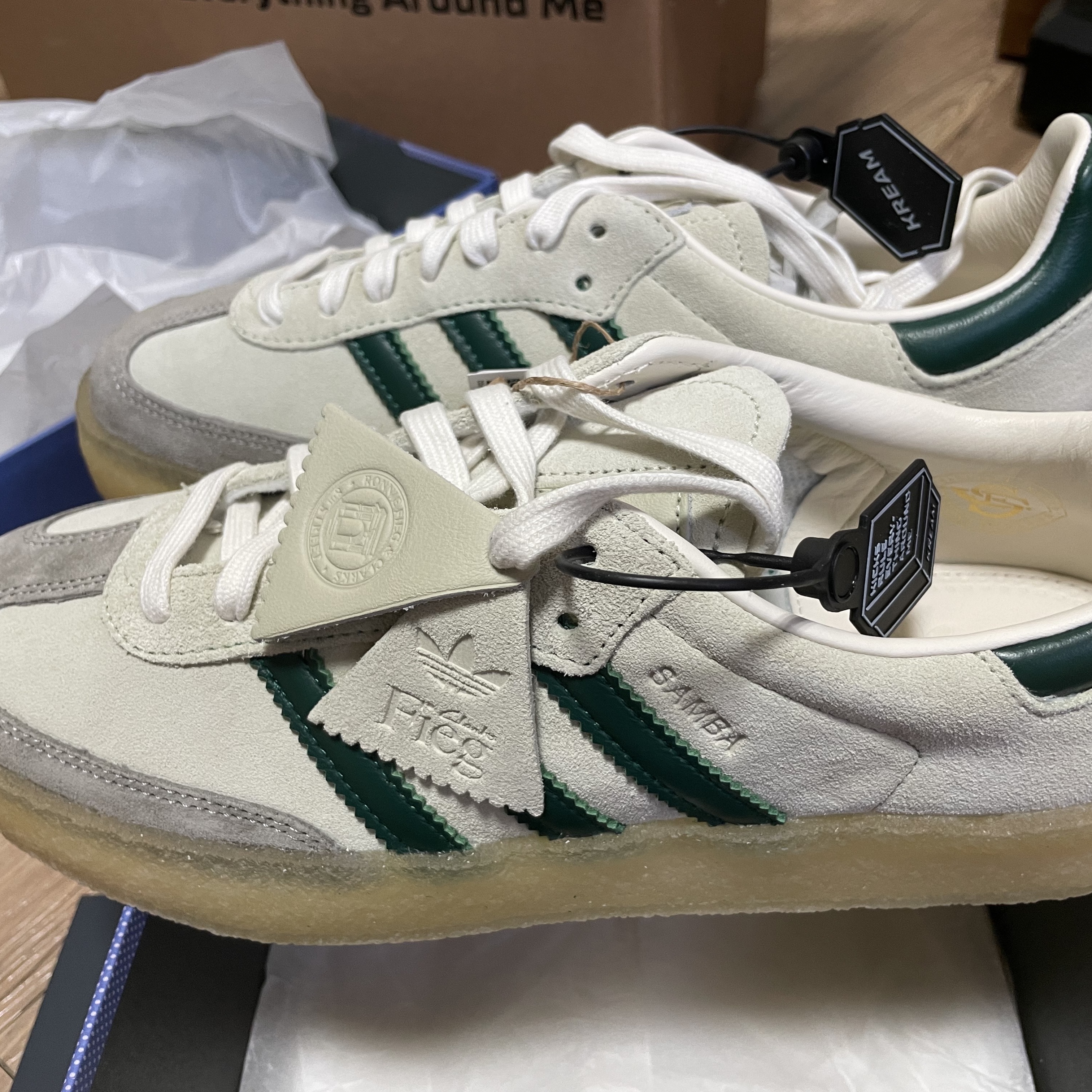 Adidas x Clarks x Ronnie Fieg 8th Street Samba Chalk White Green 착용 스타일 - 4