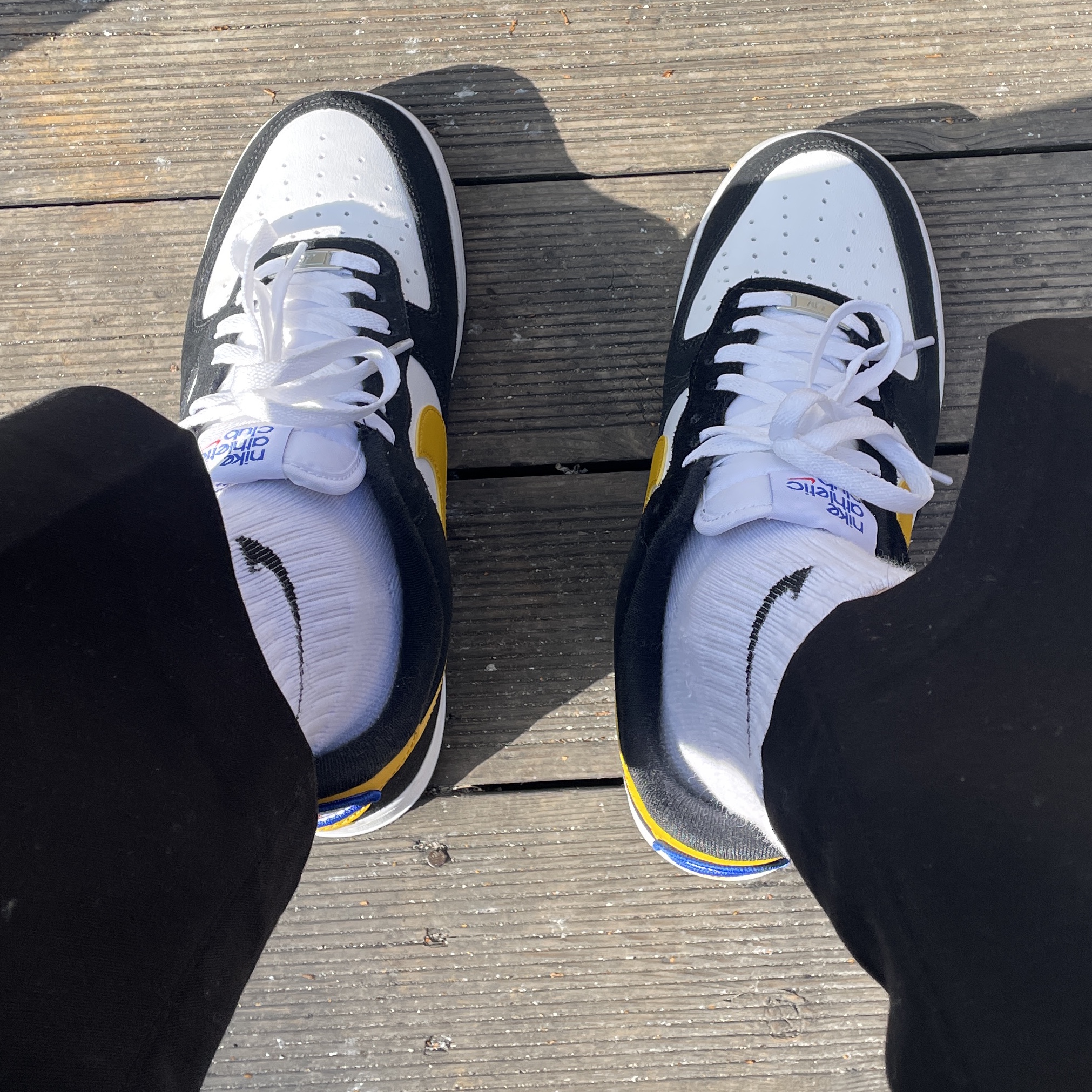 Nike Air Force 1 '07 LV8 Athletic Club Black Dark Sulfur 착용 스타일