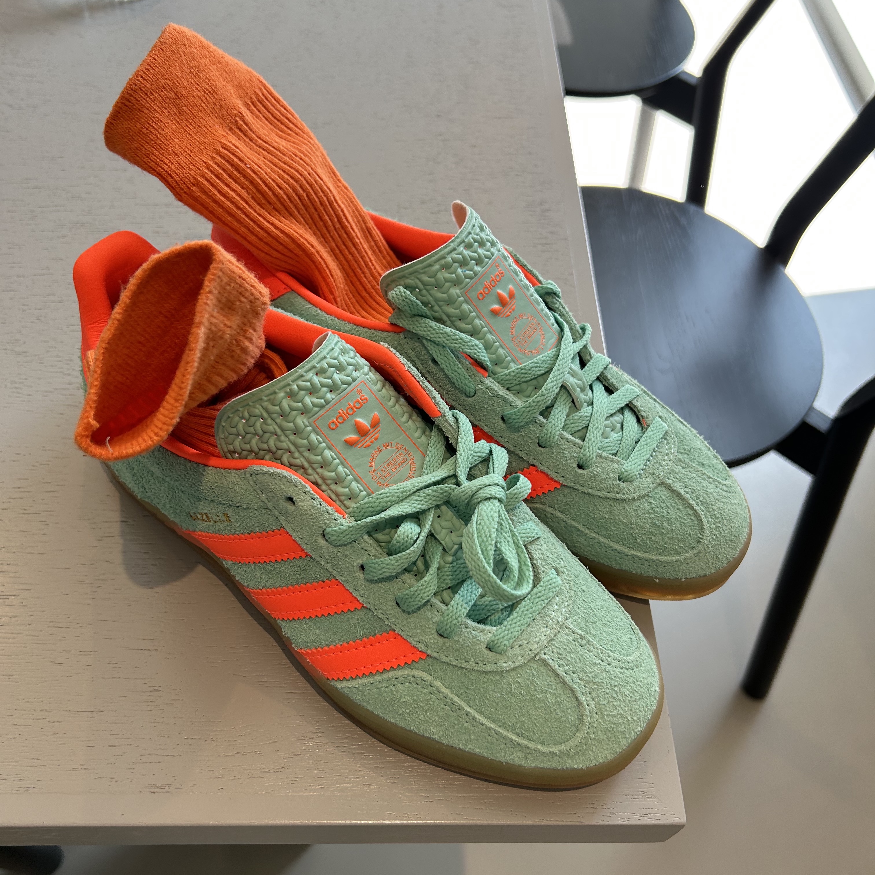 (W) Adidas Gazelle Indoor Pulse Mint Solar Orange 착용 스타일