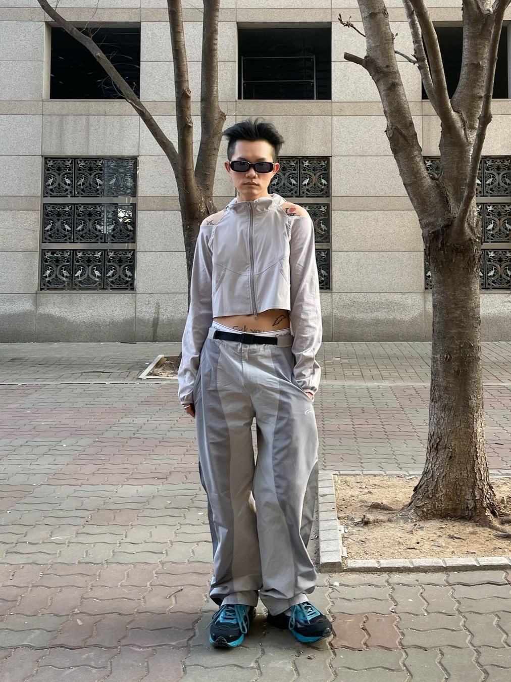 Art Of Field Off The Shoulder Hooded Jacket Light Gray, Art Of Field Three Colourway Slit Belt Pants Light Gray 착용 스타일 - 2