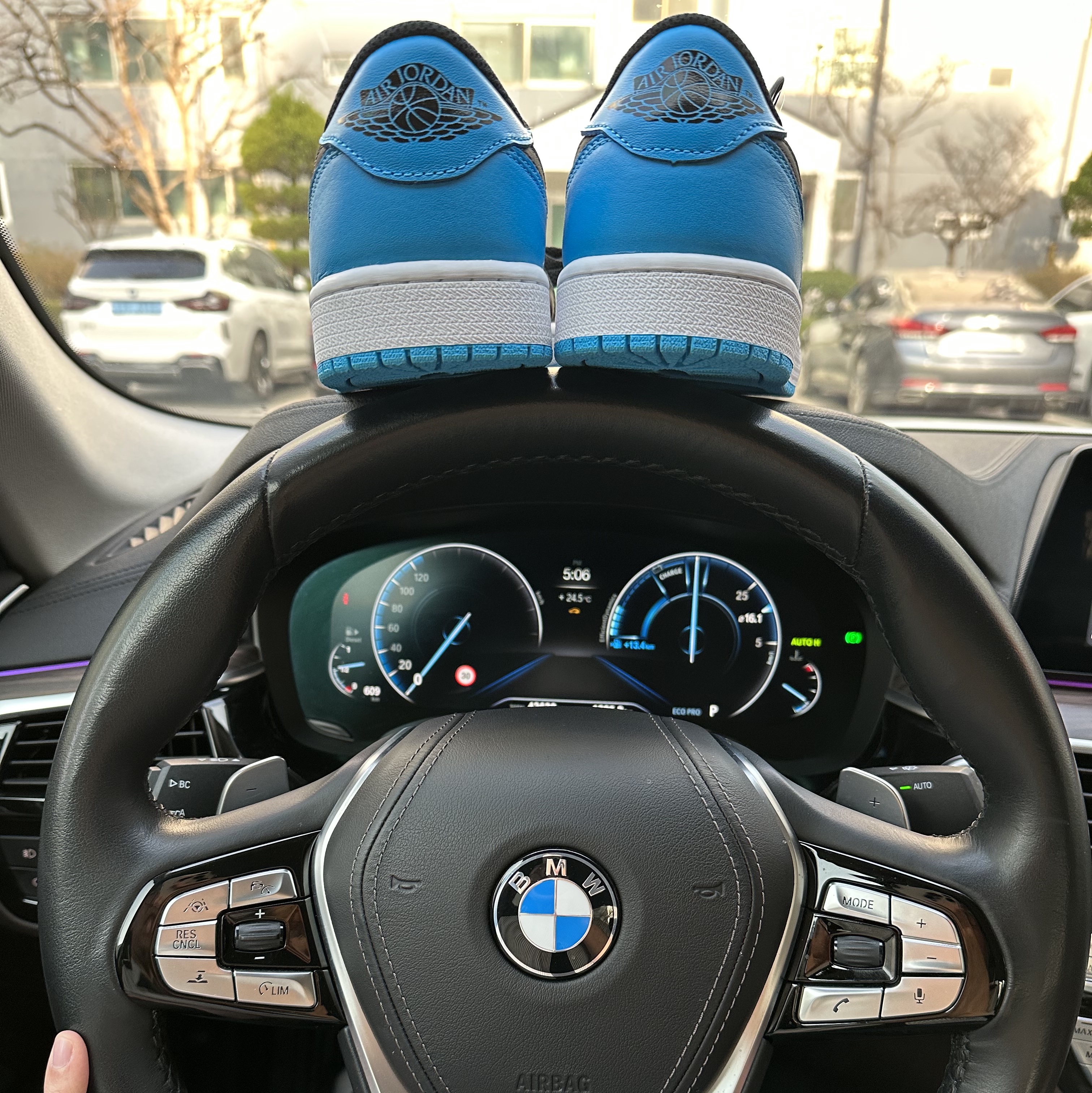 Jordan 1 Retro Low OG Black and Dark Powder Blue 착용 스타일 - 1